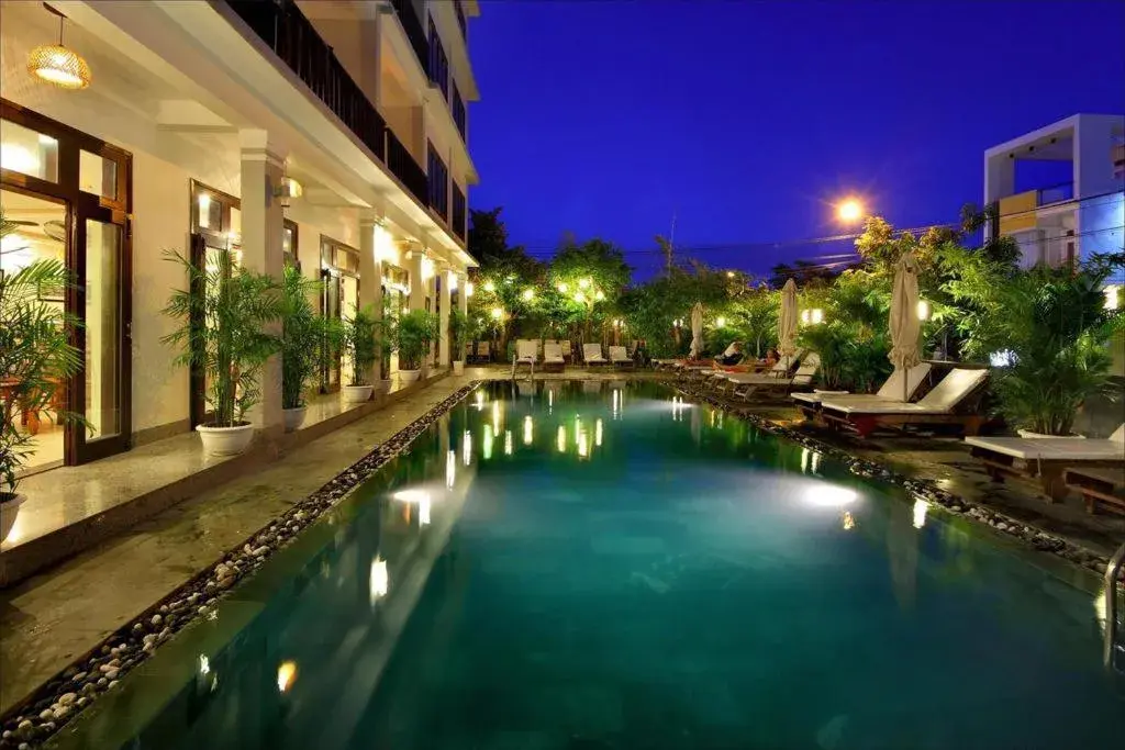 Swimming Pool in Sunshine Hotel