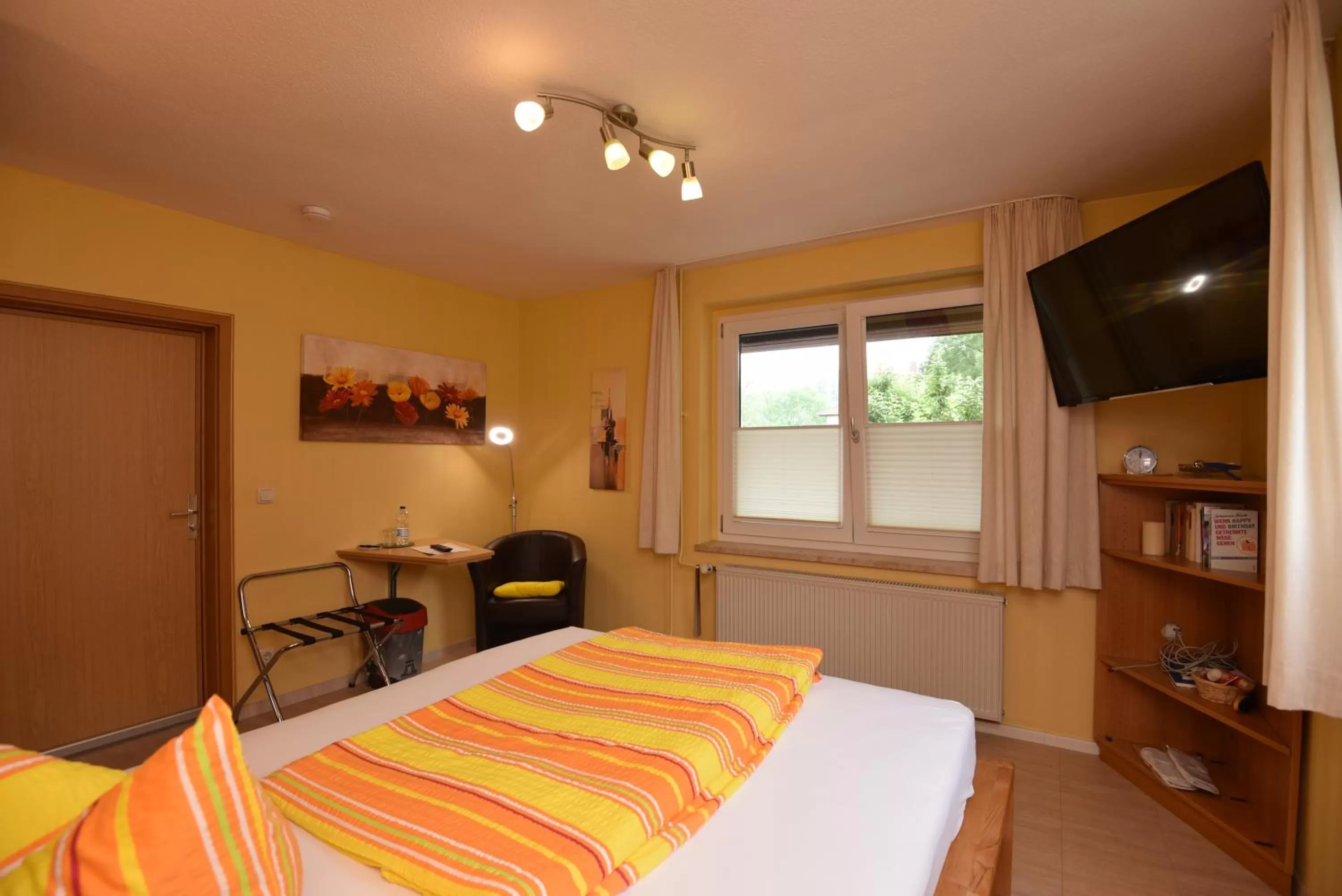 Photo of the whole room, Bed in Hotel Haus Orchideental Jena