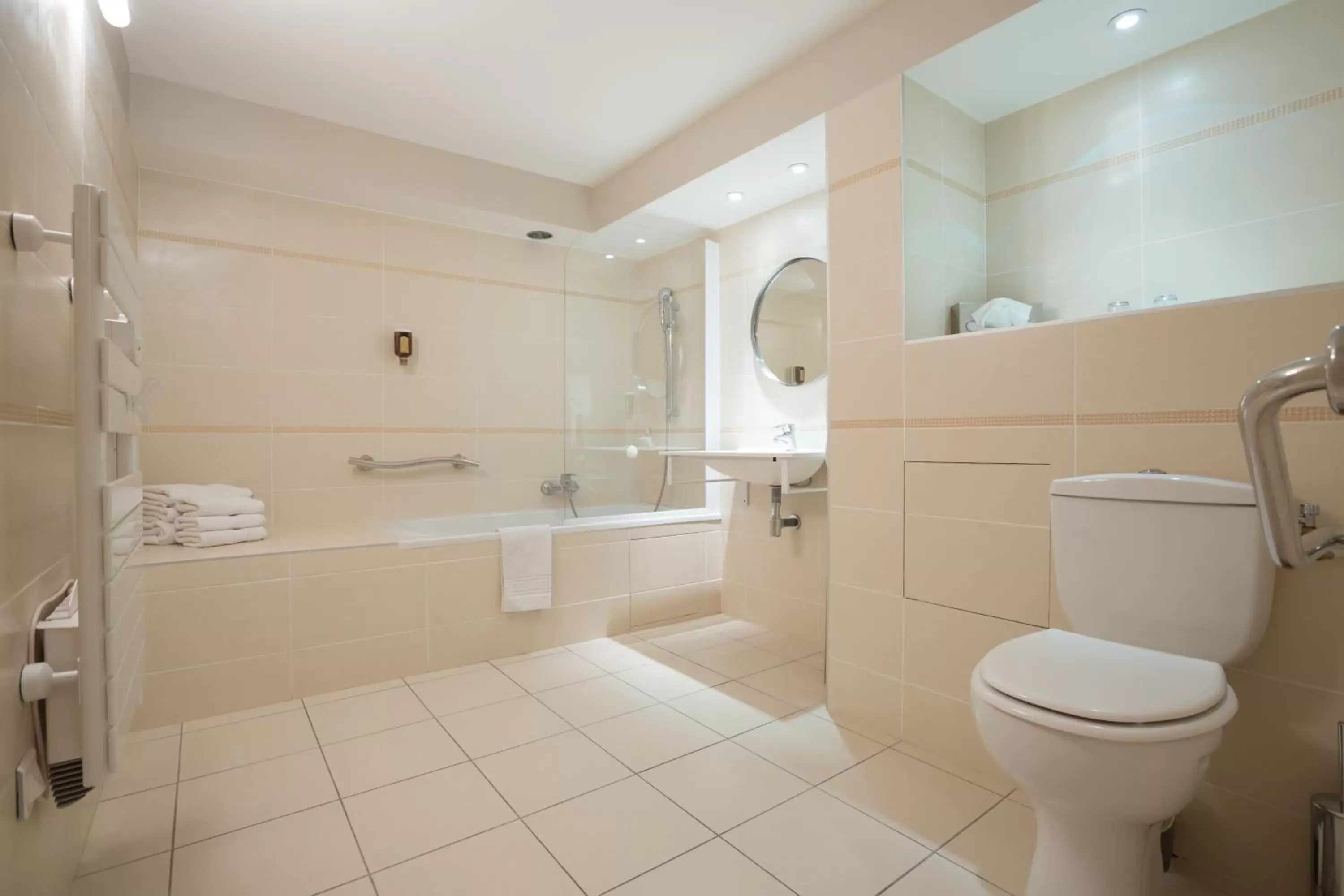 Bathroom in Hôtel Amirauté