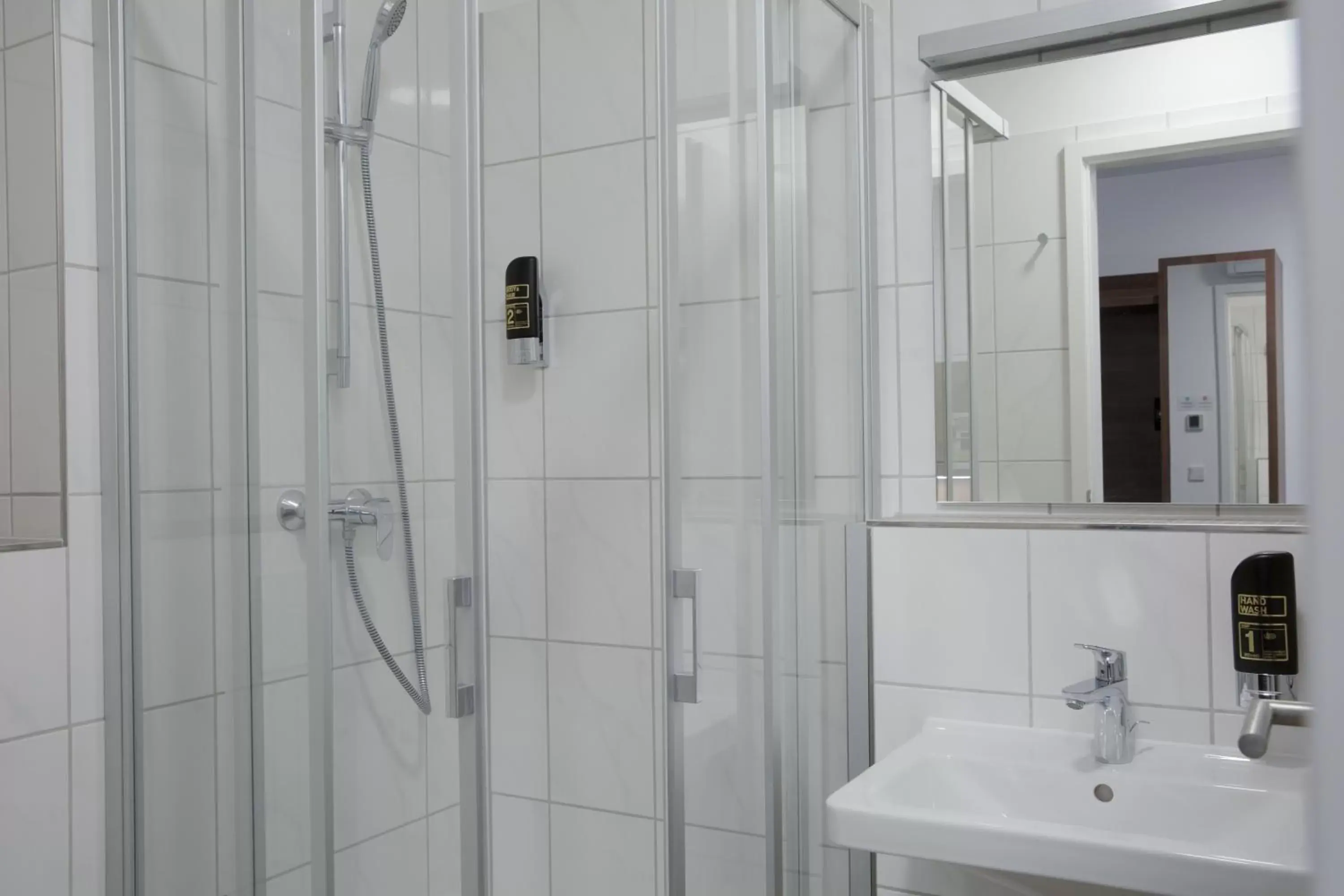 Shower, Bathroom in Goethe Conference Hotel by Trip Inn