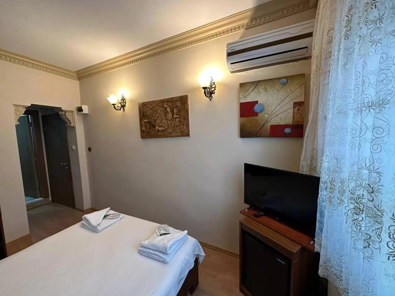 Double Room in Hanedan Hotel