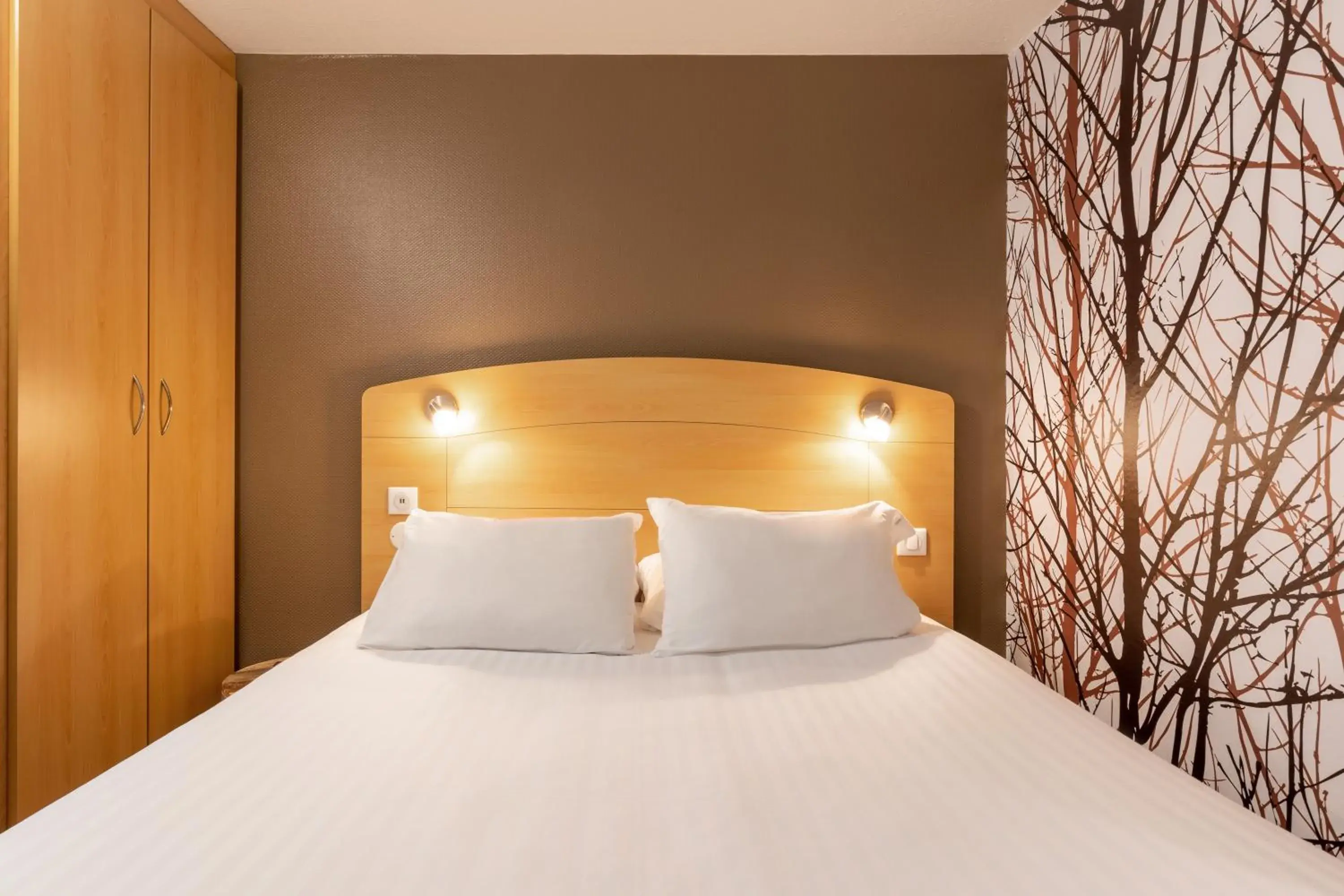 Bed in Sure Hotel by Best Western Plaisir
