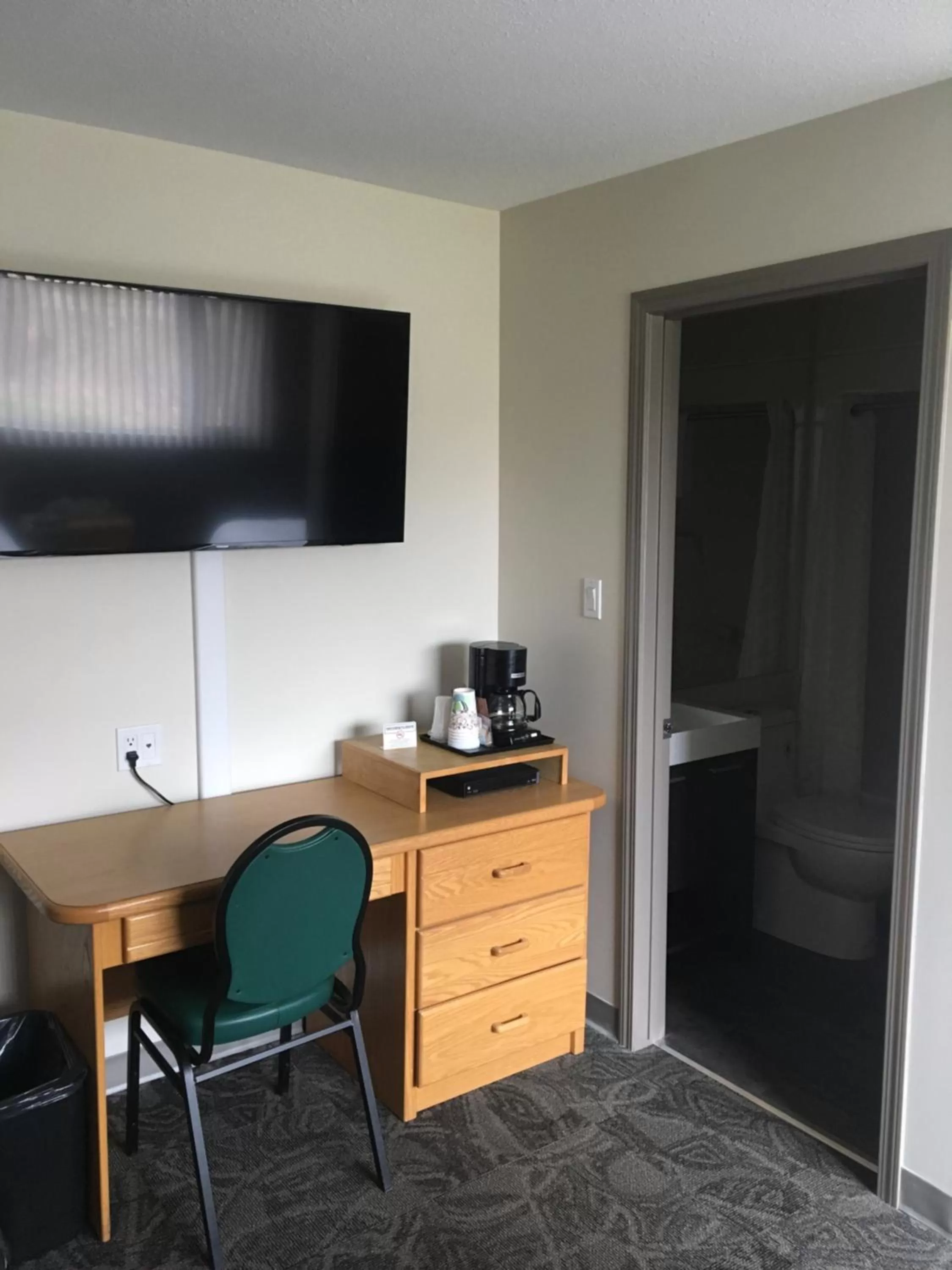 Bedroom in Howey Bay Motel