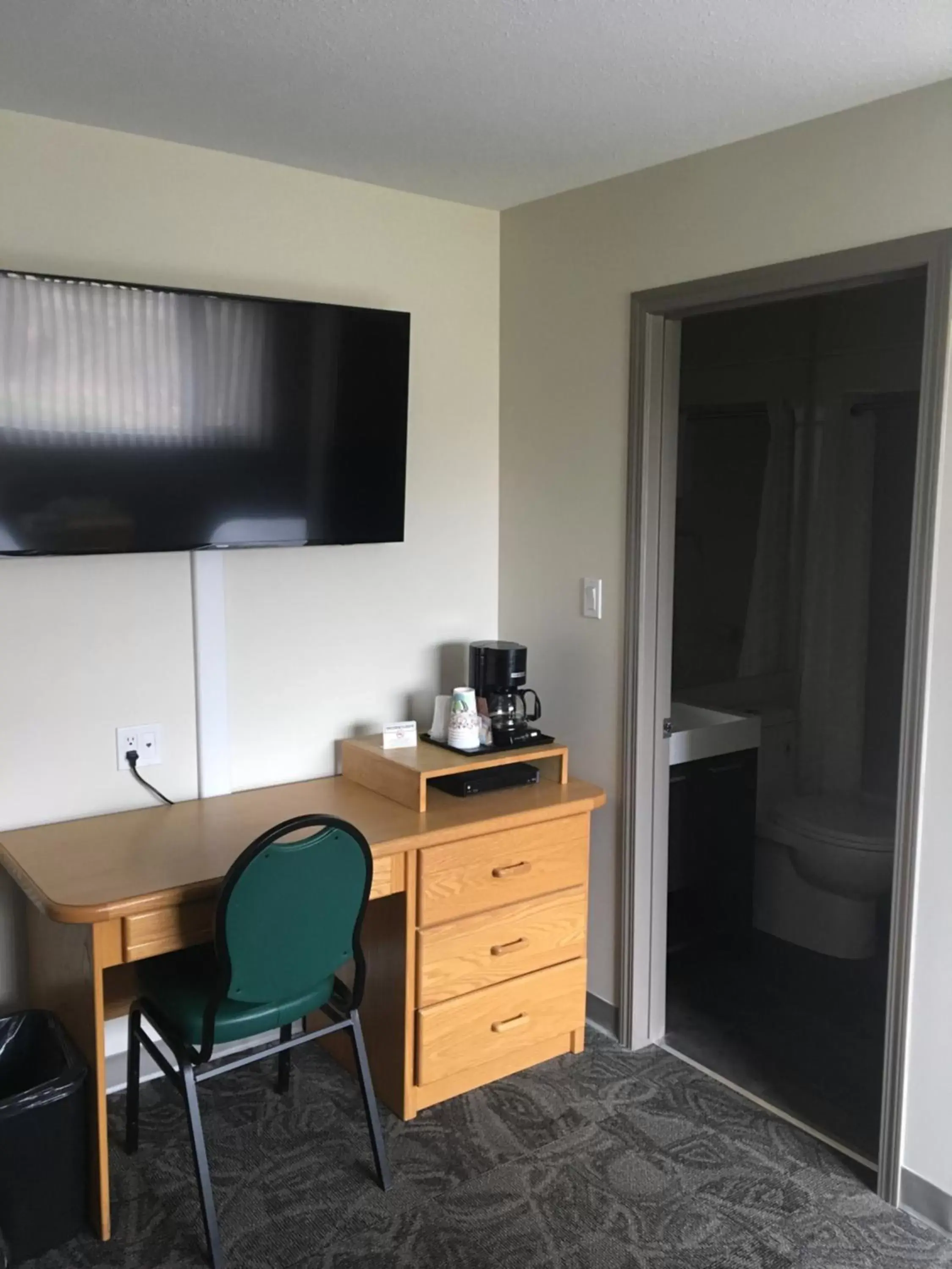 Bedroom, TV/Entertainment Center in Howey Bay Motel