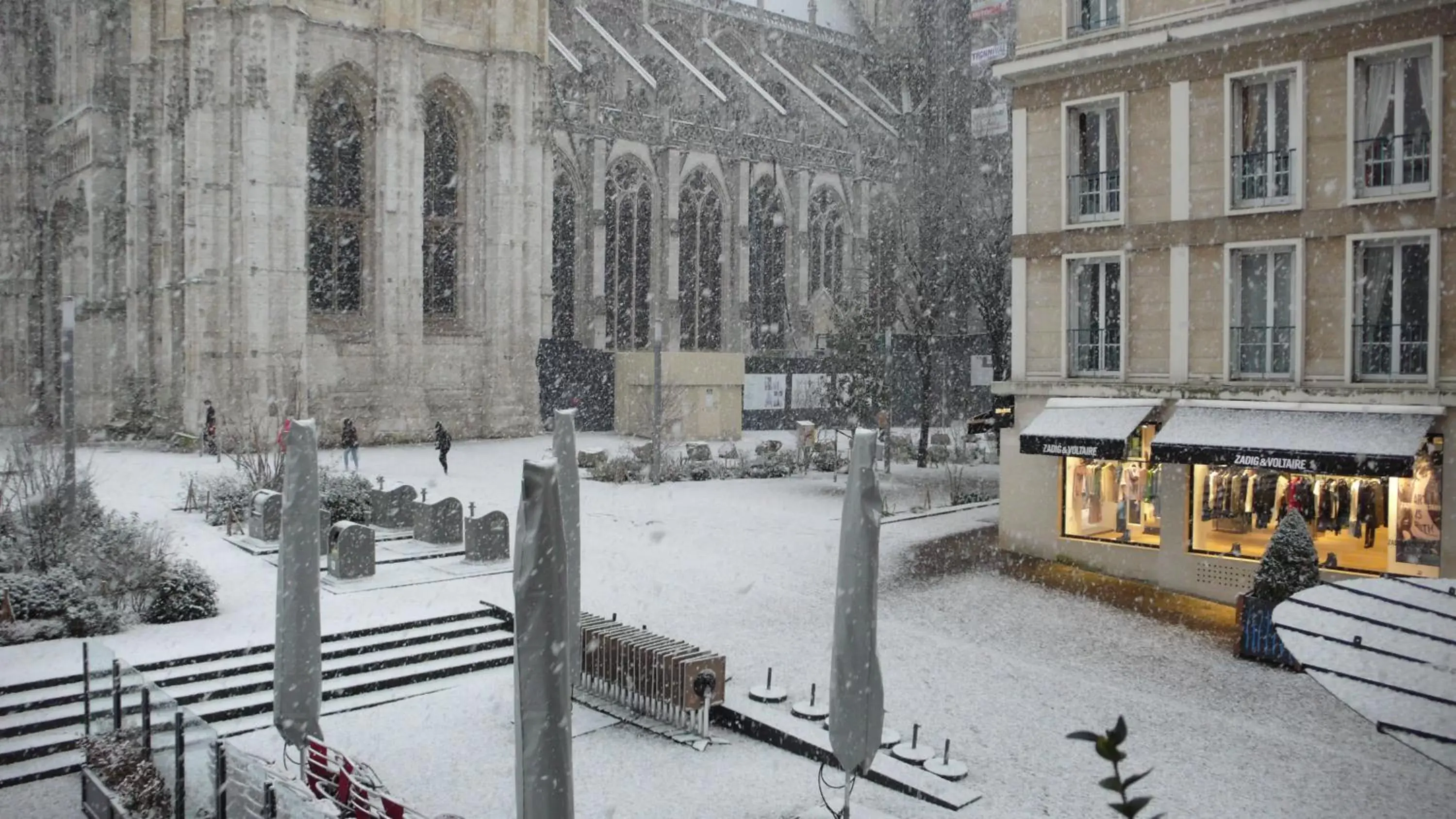 Neighbourhood, Winter in Hotel cardinal