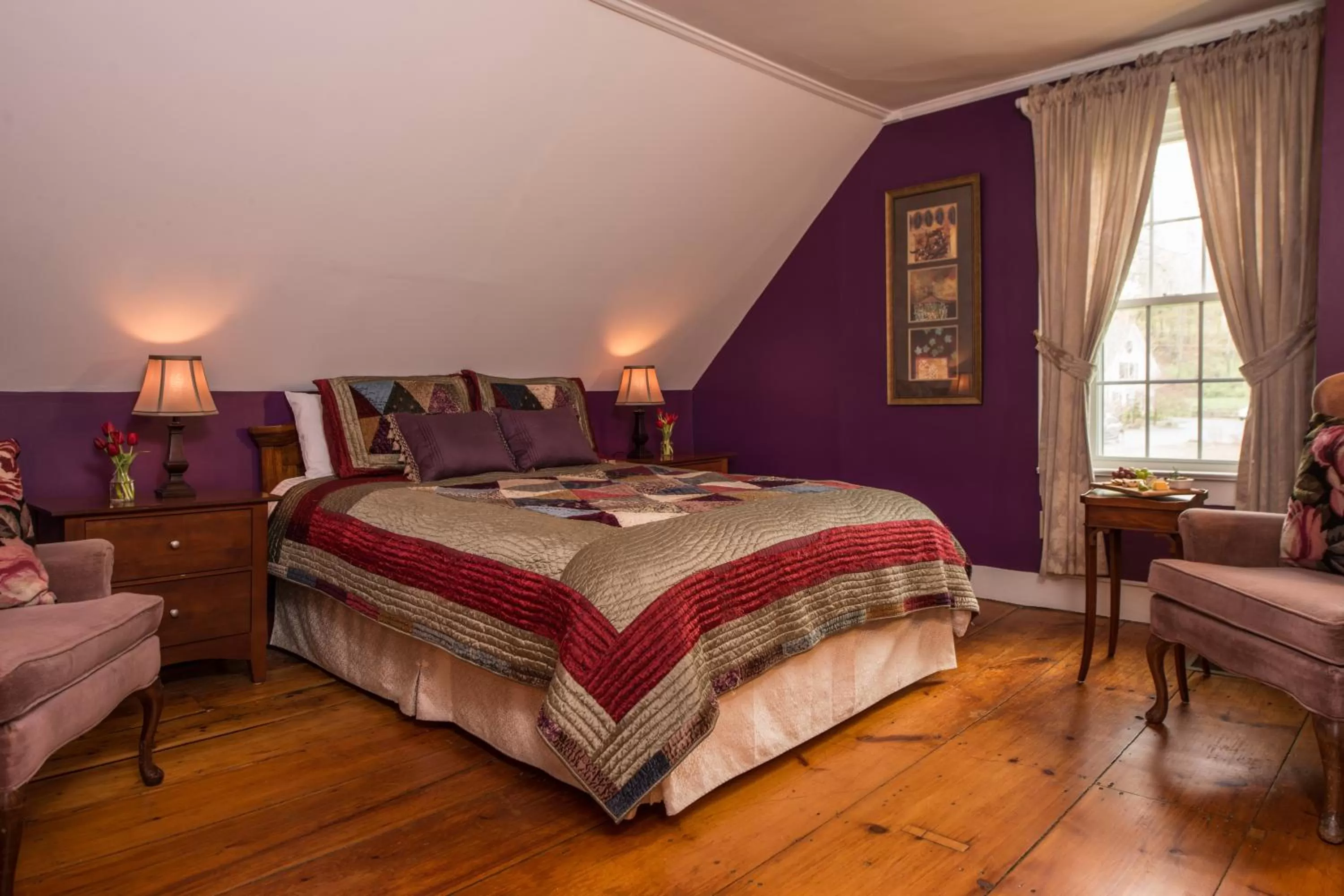 Bed in The Lincoln Inn & Restaurant At The Covered Bridge