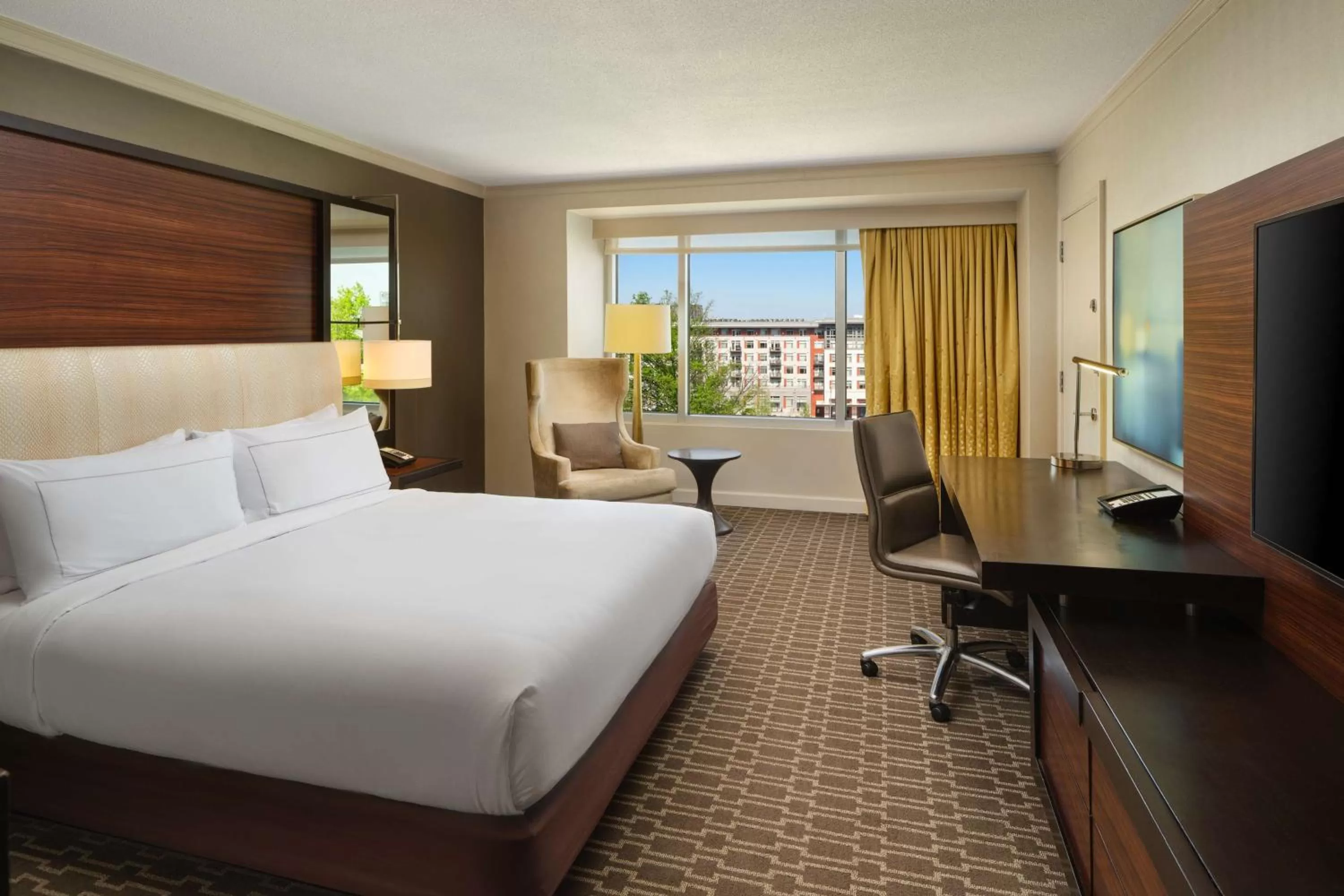 Bedroom, Bed in Hilton McLean Tysons Corner