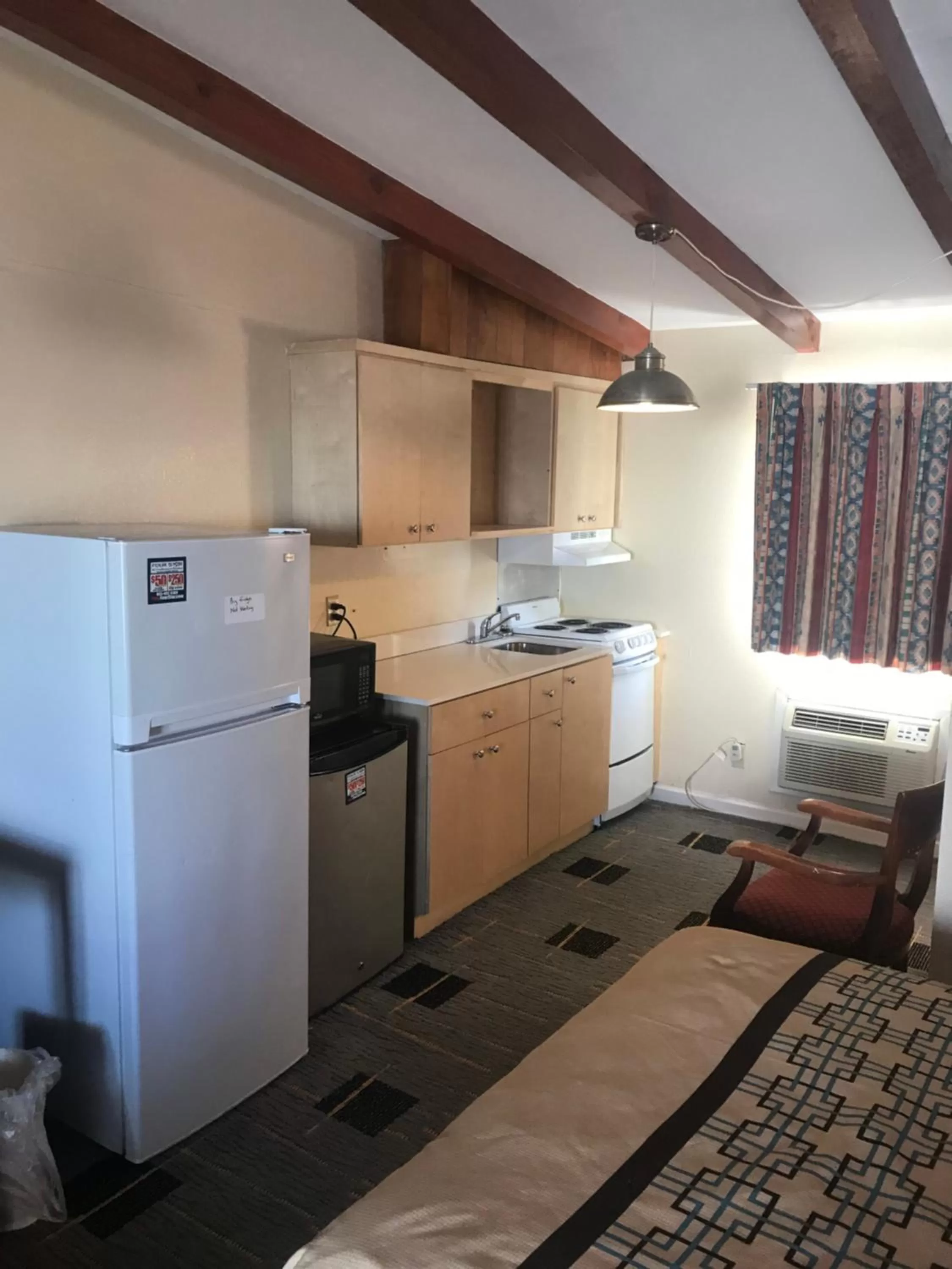 Kitchen or kitchenette in Wayfarer Motel