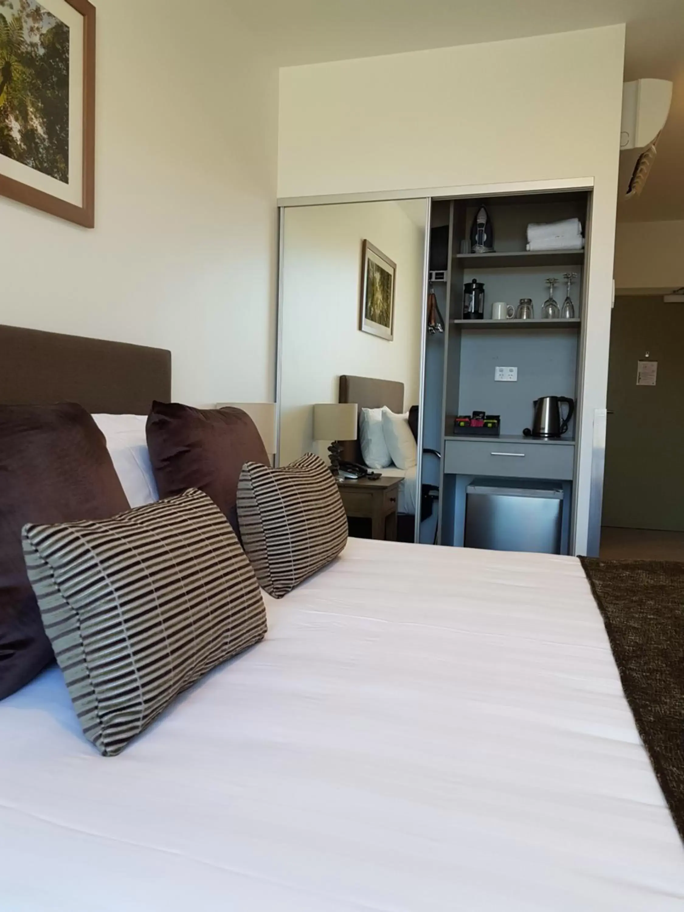 Coffee/tea facilities, Bed in Wyndham Garden Queenstown