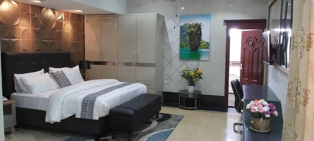 Photo of the whole room, Bed in Lantana Hotel