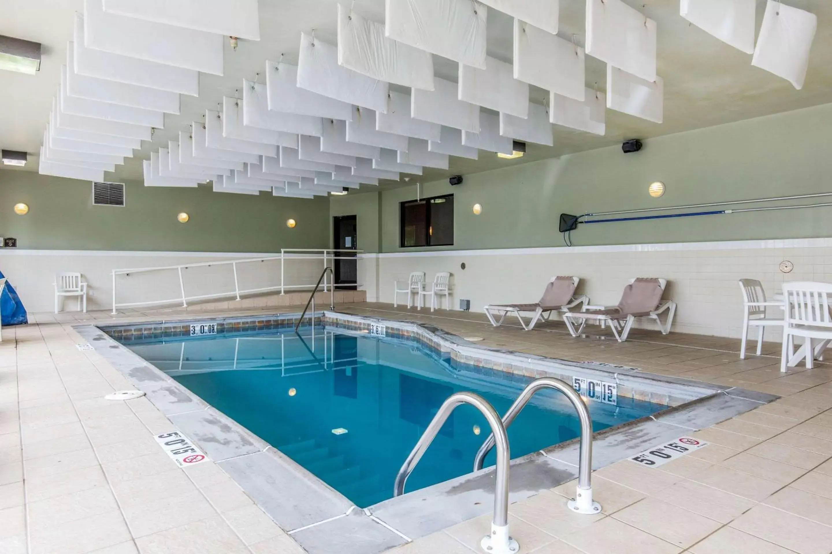 On site, Swimming Pool in Comfort Suites Fairview Heights