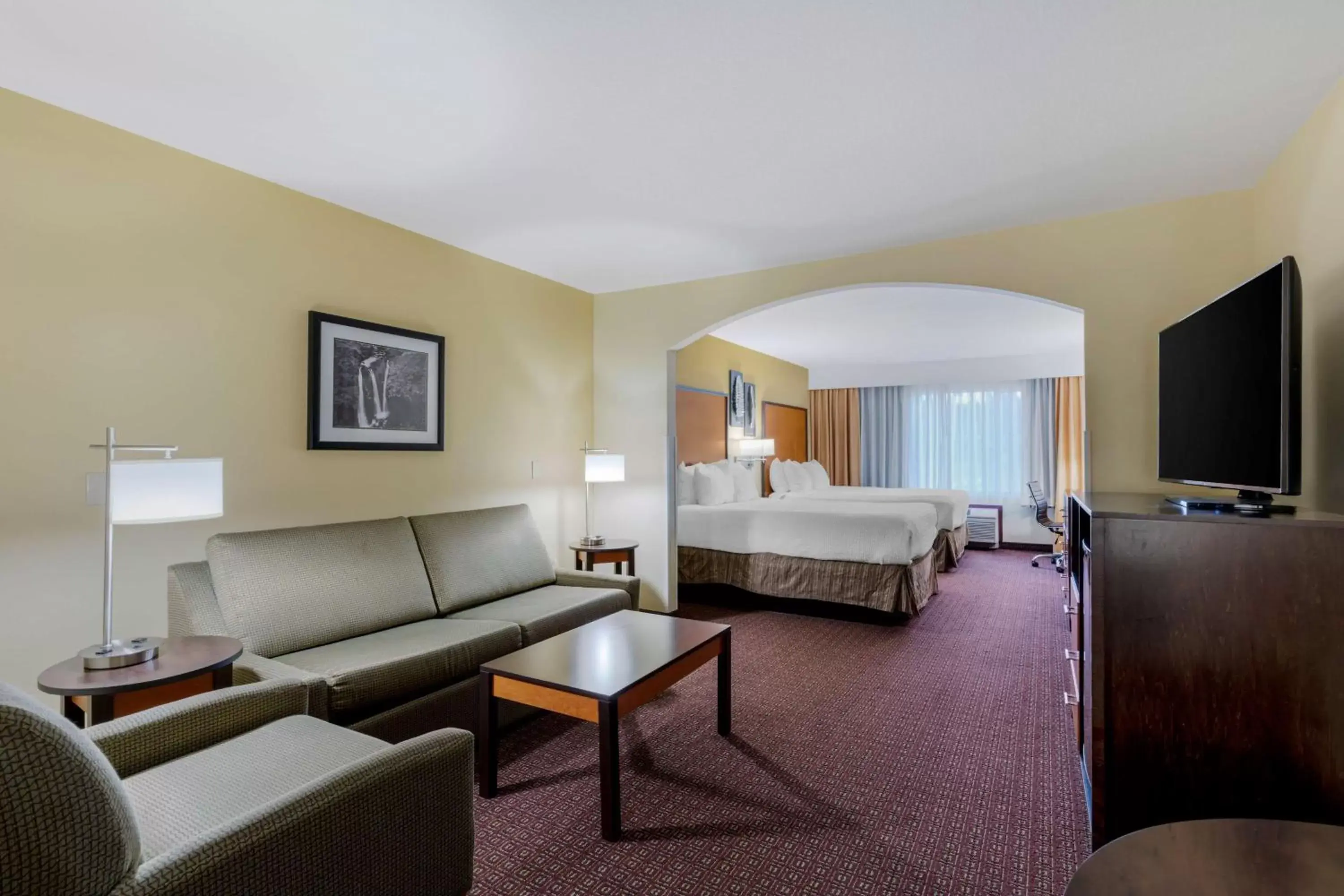 Bedroom, Seating Area in Best Western Cascade Inn & Suites