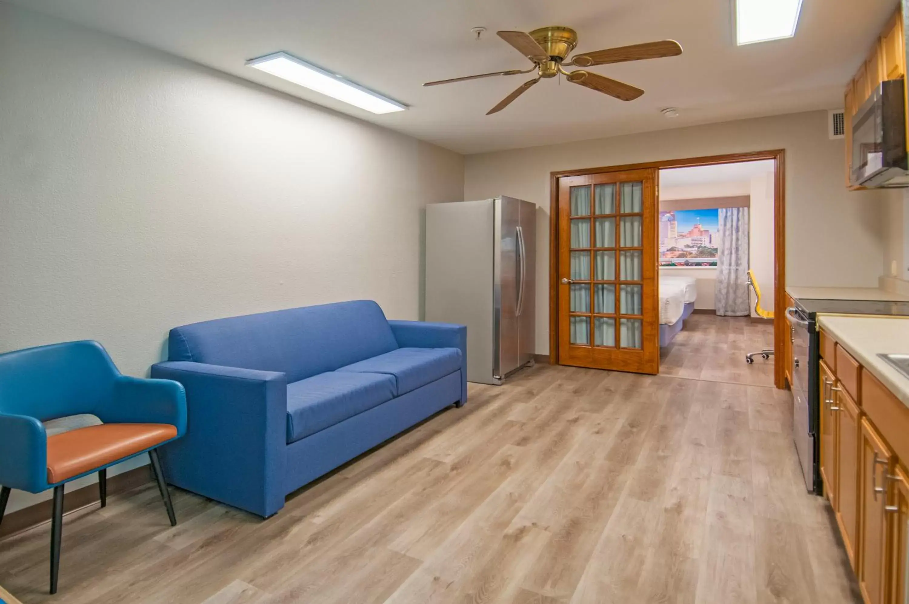 Living room, Seating Area in Days Inn by Wyndham Suites San Antonio North/Stone Oak
