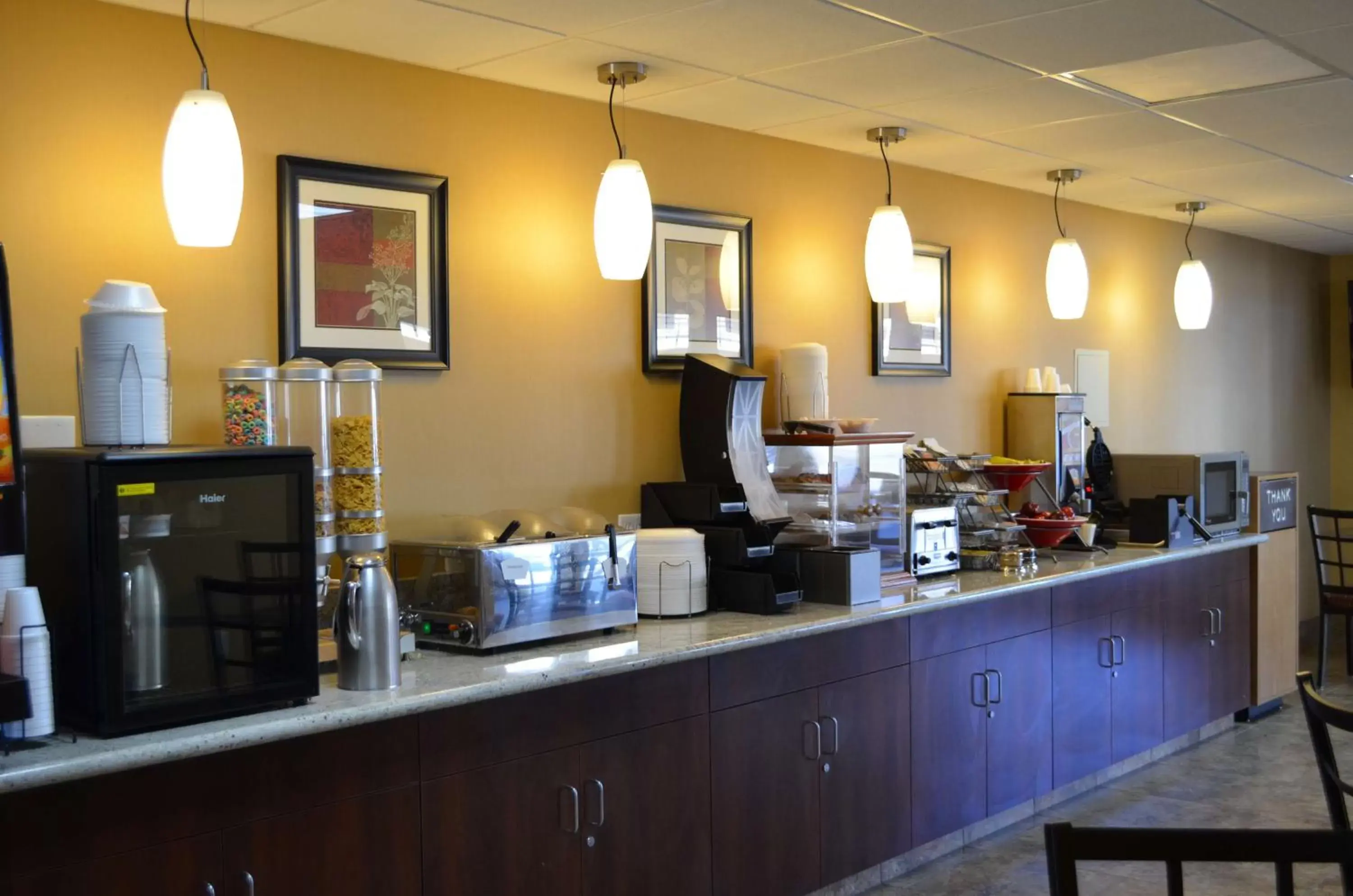 Restaurant/Places to Eat in SureStay Hotel by Best Western Tehachapi