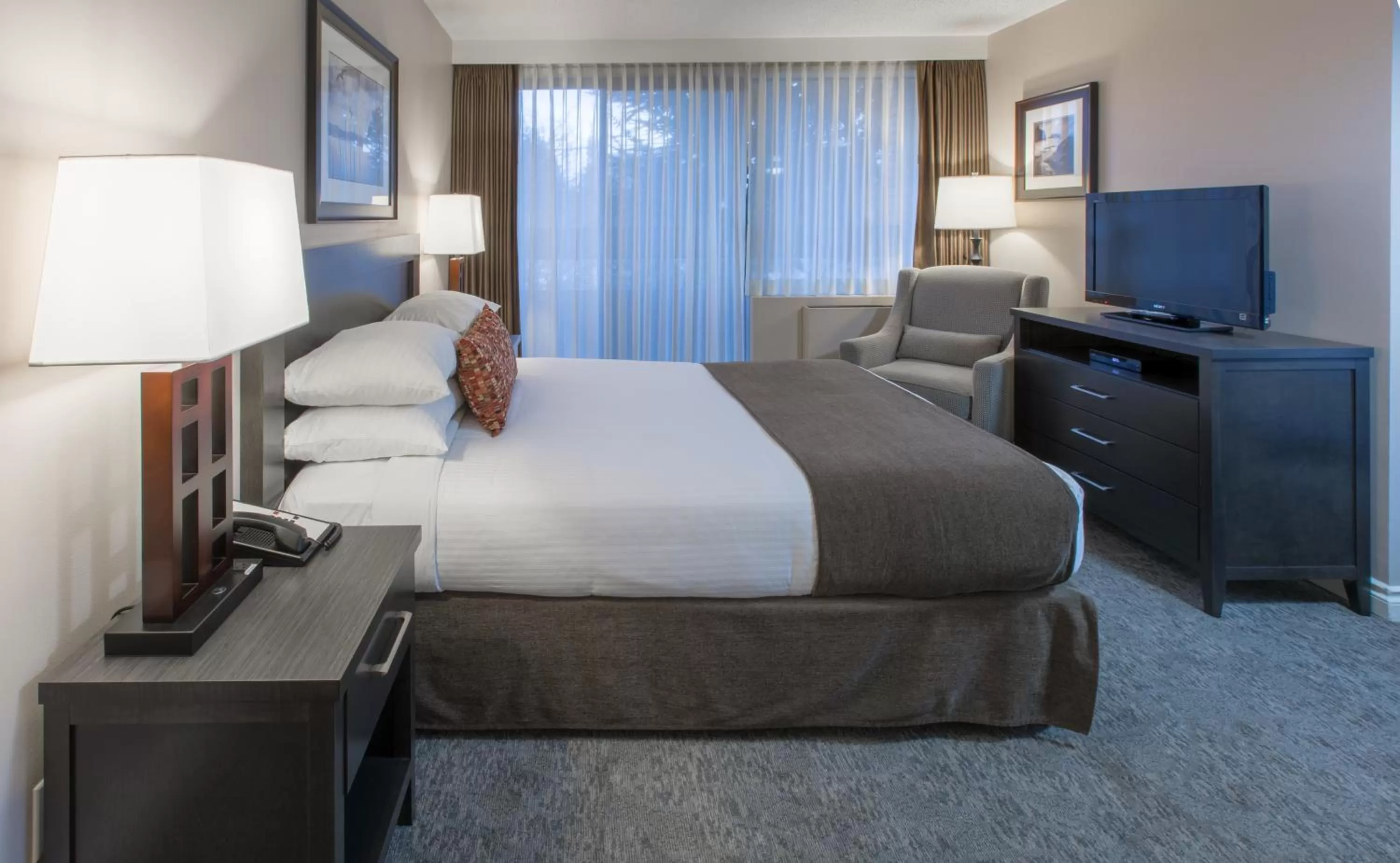 Bedroom, Bed in The Embassy Inn