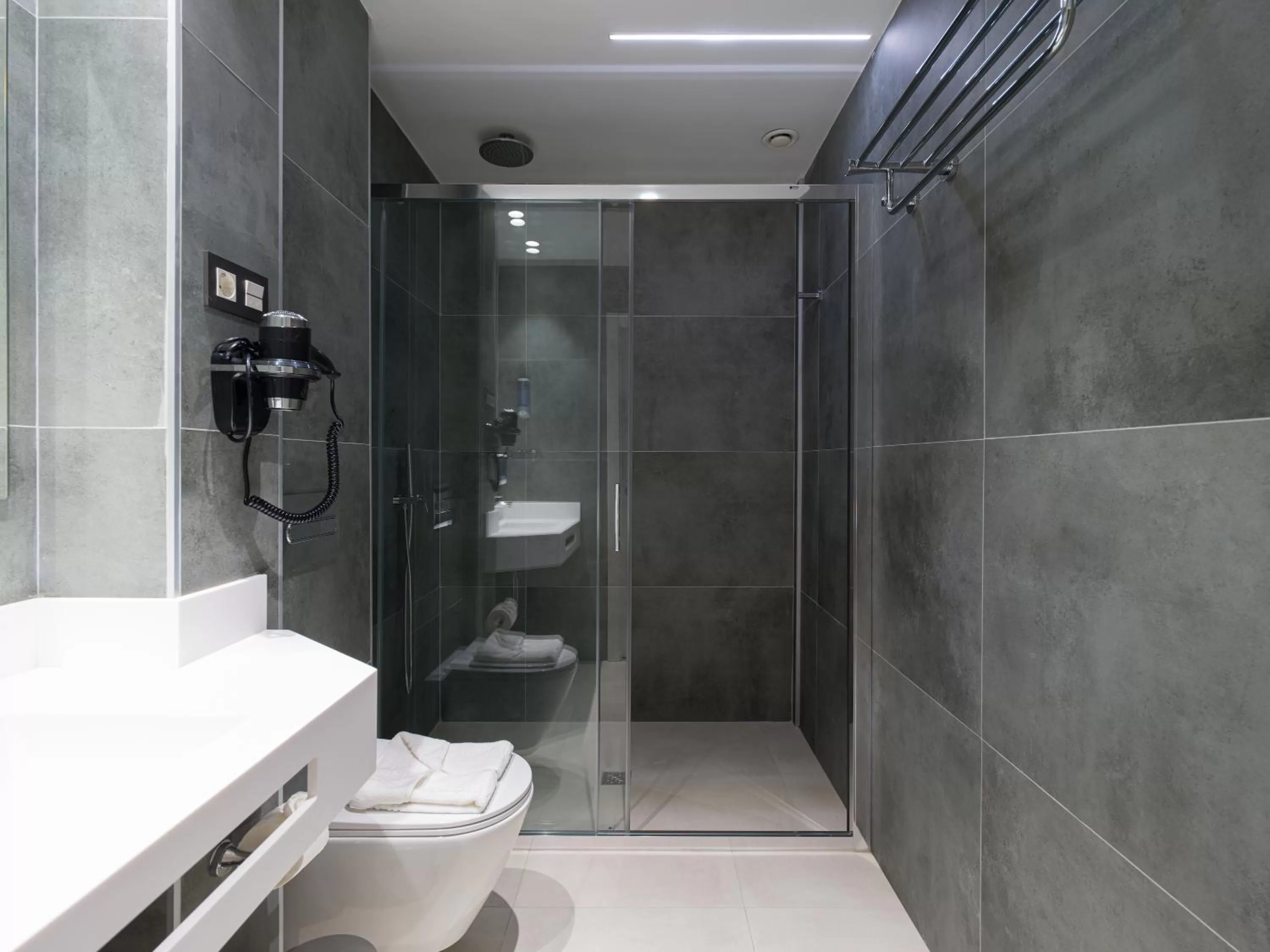 Shower in Hotel MG Poniente