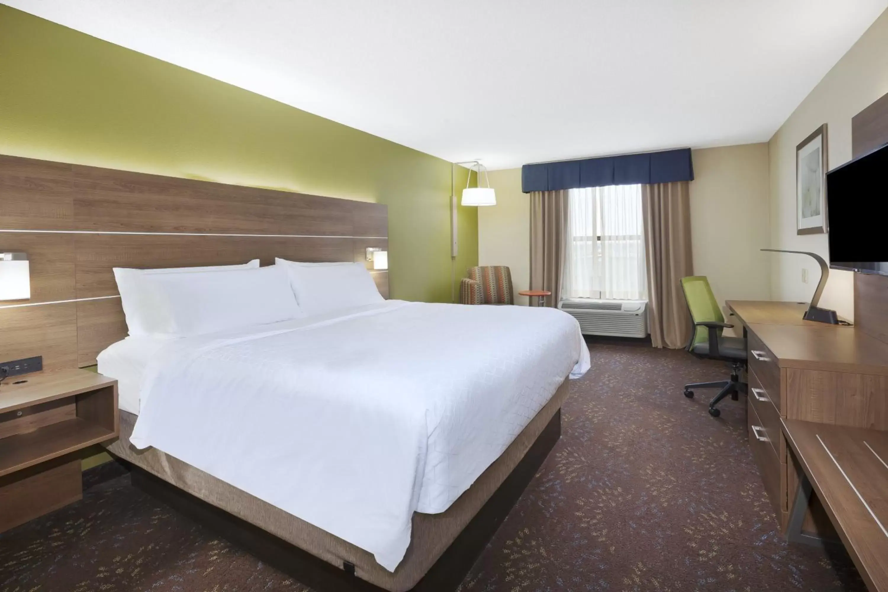 Photo of the whole room, Bed in Holiday Inn Express Hotel & Suites Circleville, an IHG Hotel