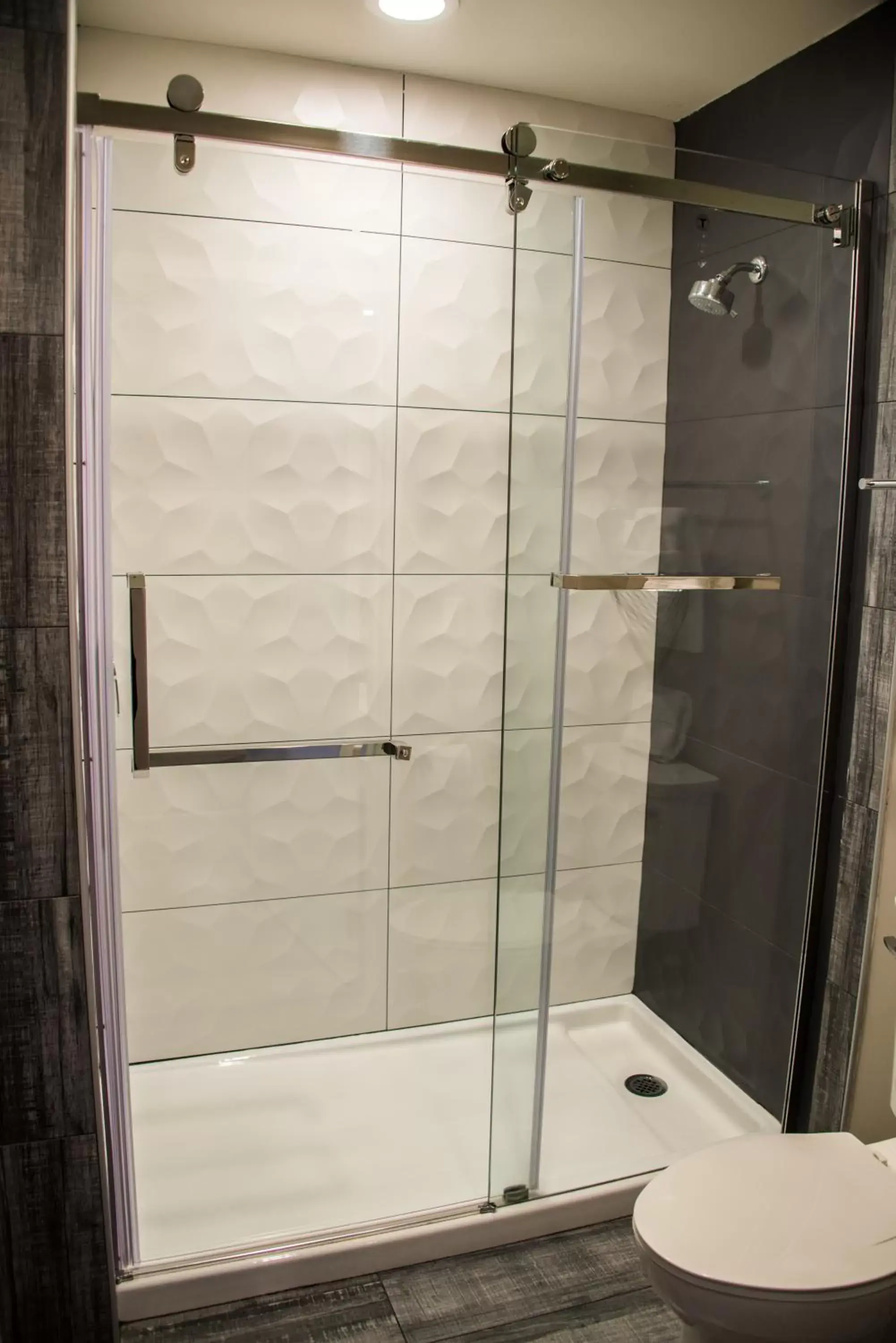 Shower, Bathroom in SureStay Plus by Best Western Santa Clara Silicon Valley
