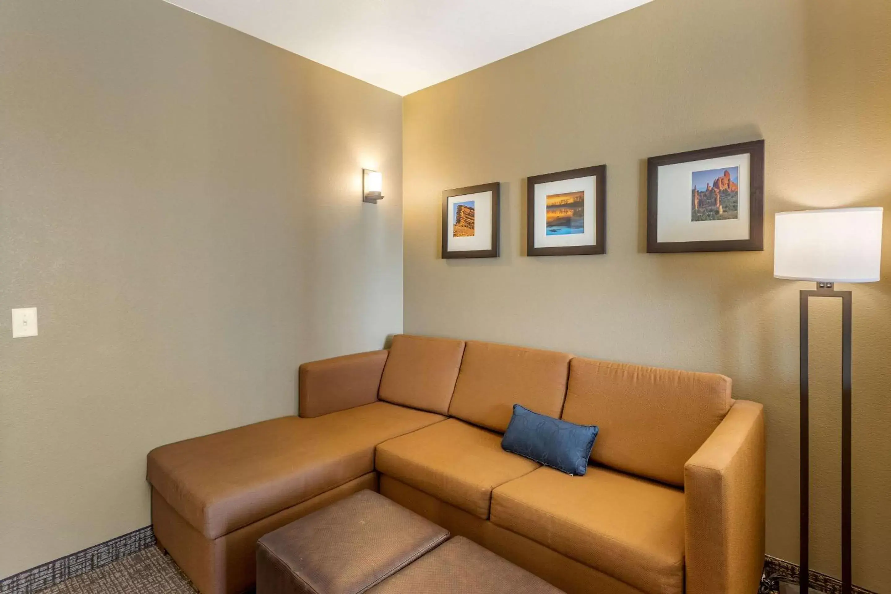 Photo of the whole room, Seating Area in Comfort Suites Near Denver Downtown