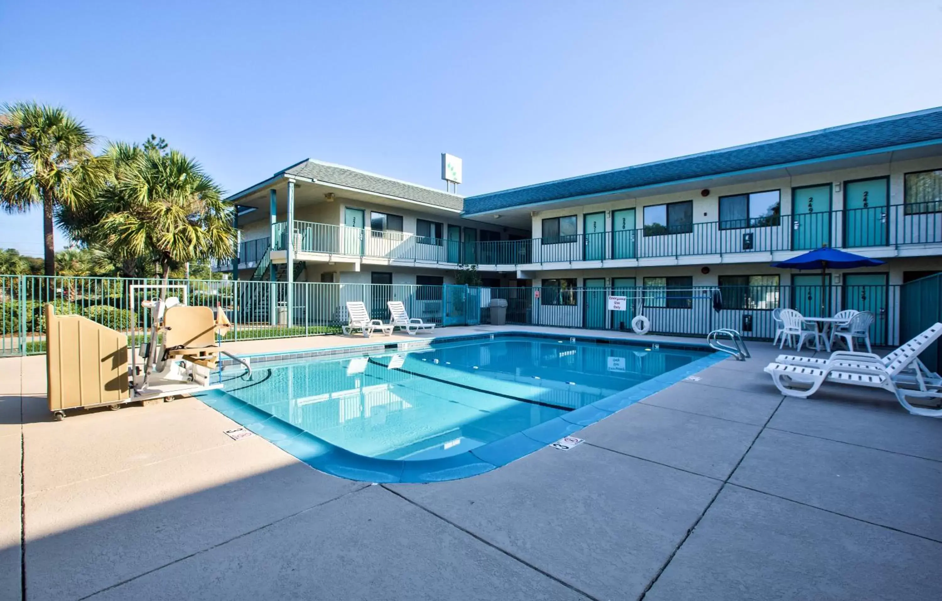 Swimming pool, Property Building in Motel 6-Valdosta, GA - University