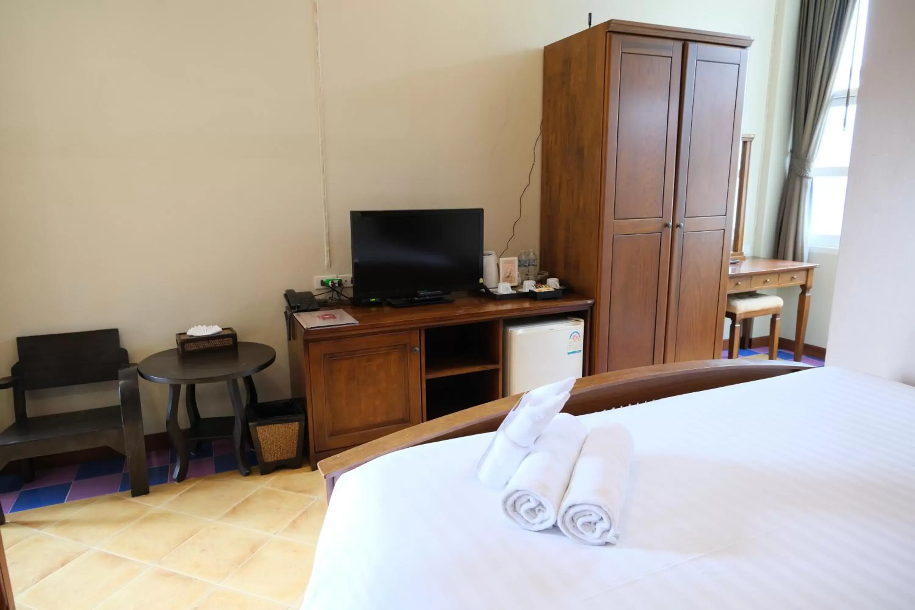 Bed, TV/Entertainment Center in Feung Nakorn Balcony Rooms and Cafe