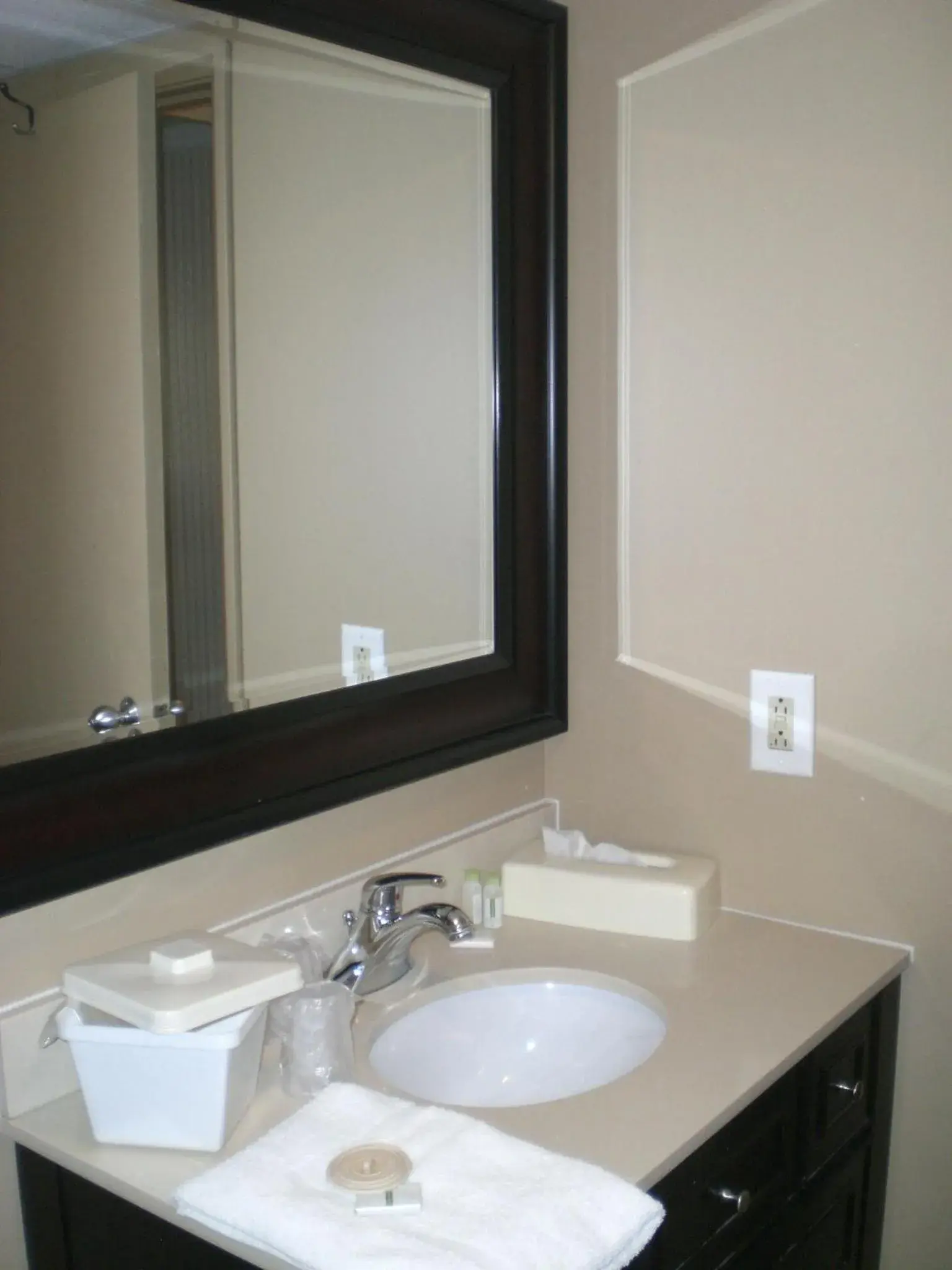 Bathroom in Howard Johnson by Wyndham Niagara Falls