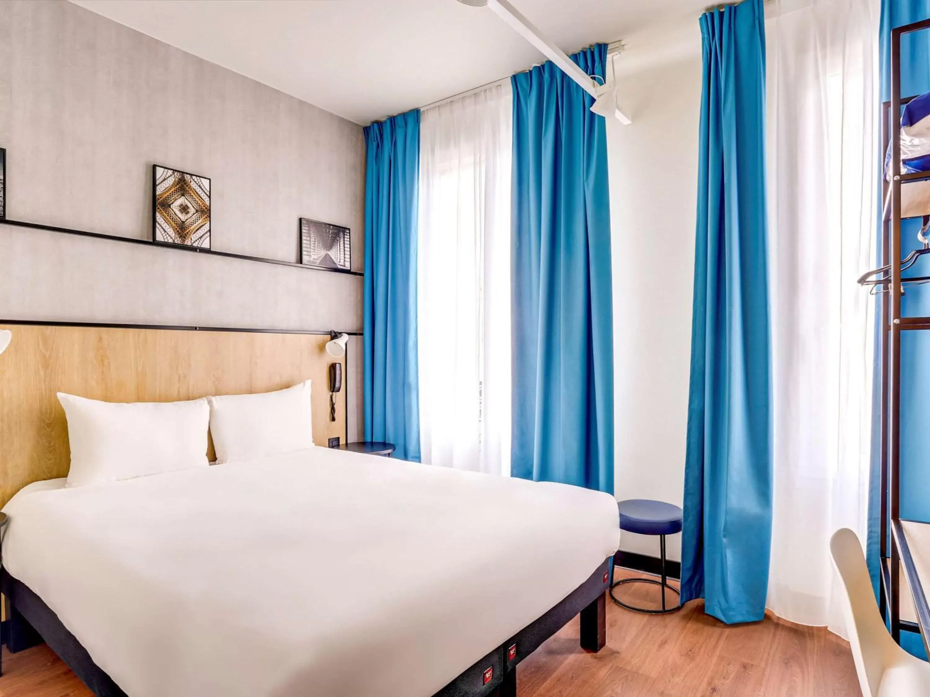 Photo of the whole room, Bed in ibis Daumesnil Porte Doree Photo of the whole room, Bed in ibis Daumesnil Porte Doree