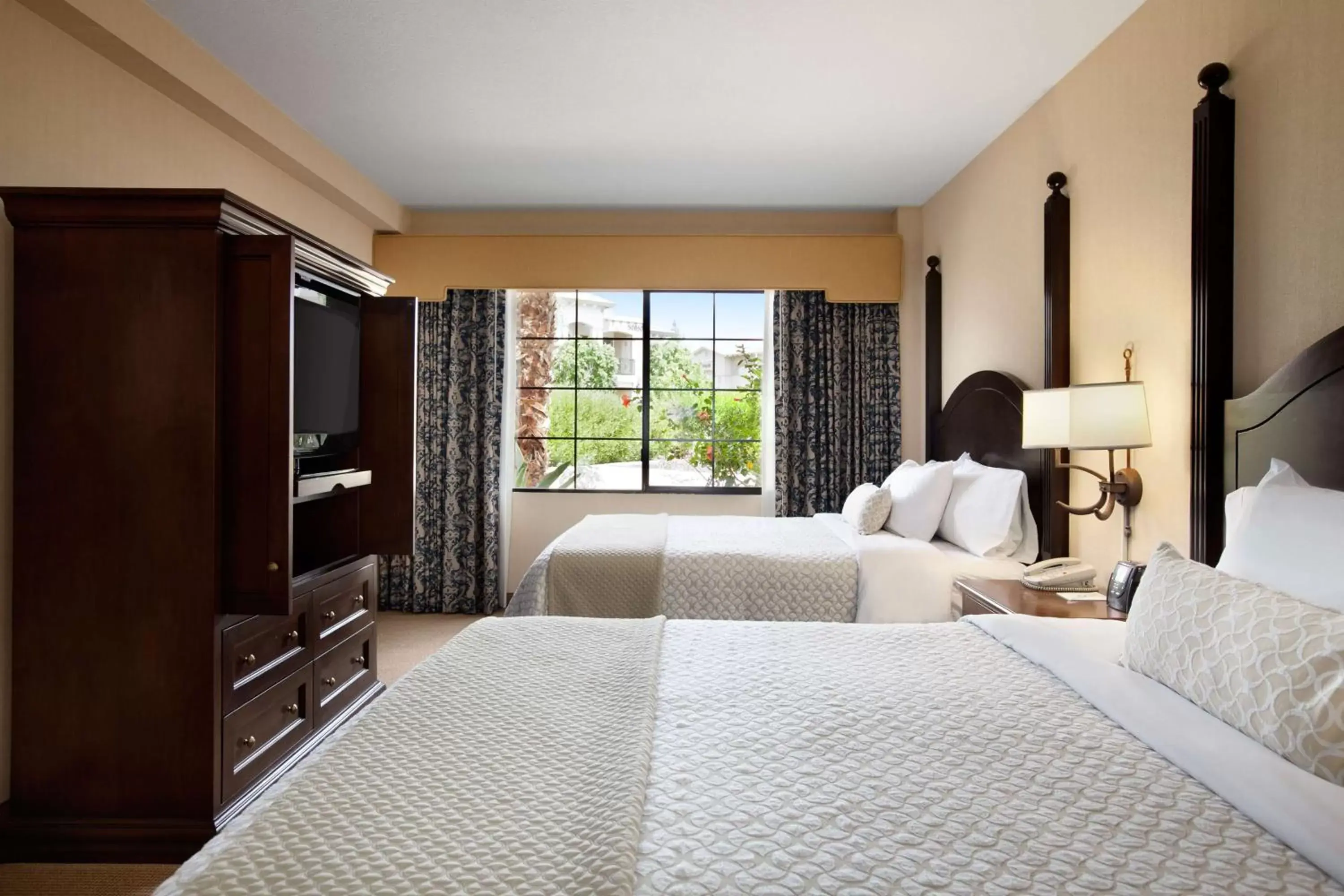 Bed in Embassy Suites La Quinta Hotel & Spa