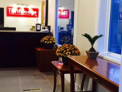 Lobby or reception in Thriftlodge Edmonton