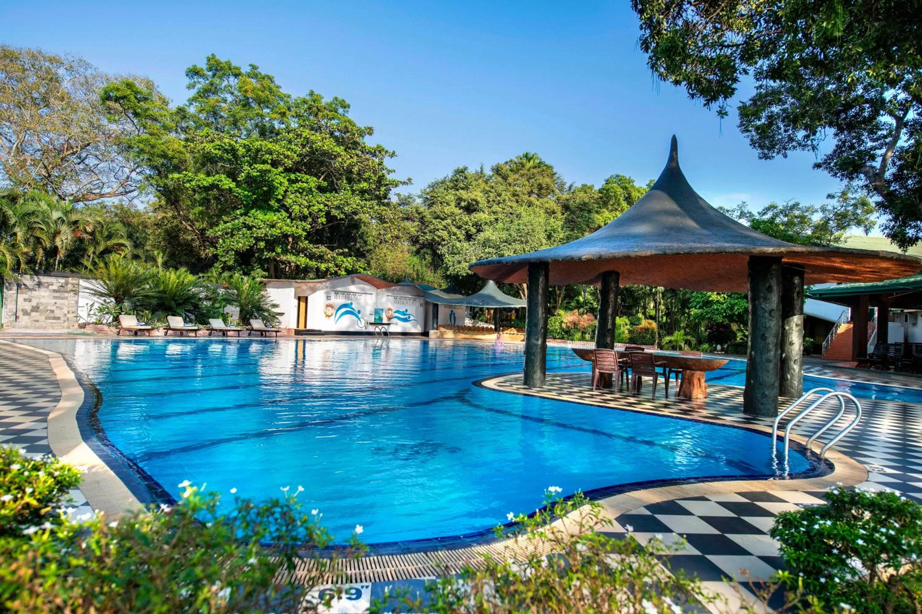 Swimming pool in Hotel Sudu Araliya