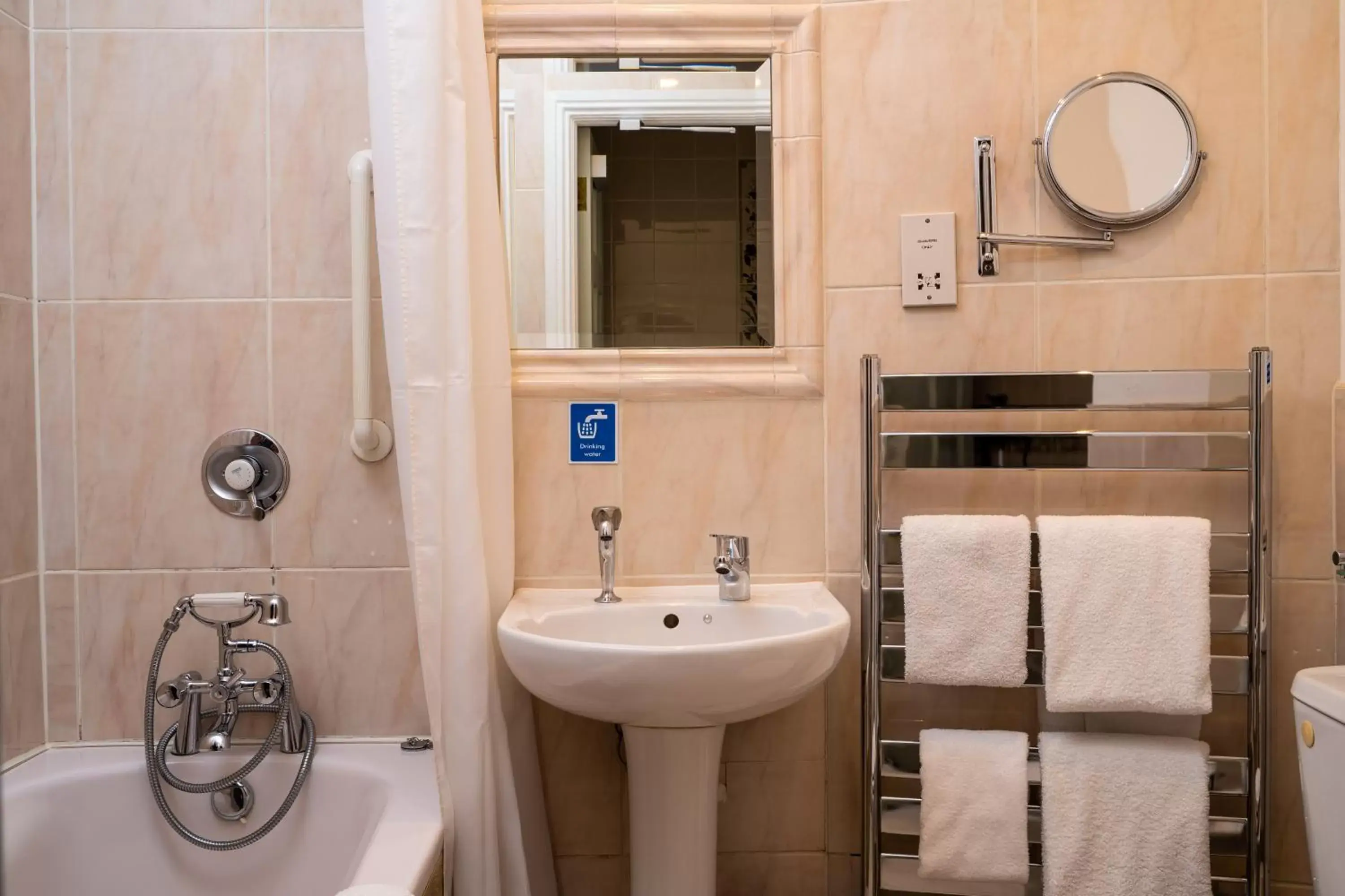 Bathroom in Roxford Lodge Hotel