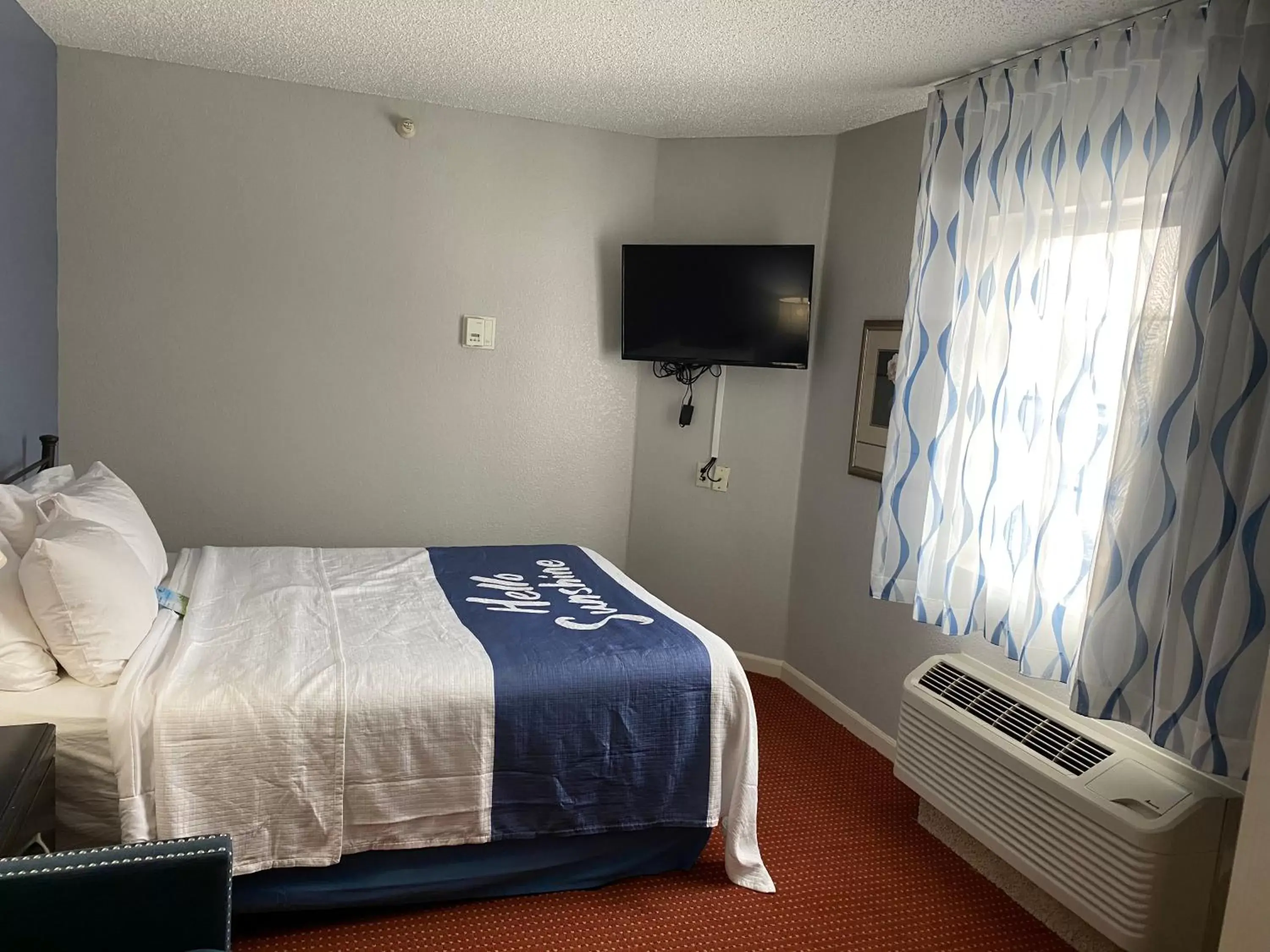 Bed in Days Inn & Suites by Wyndham Green Bay WI