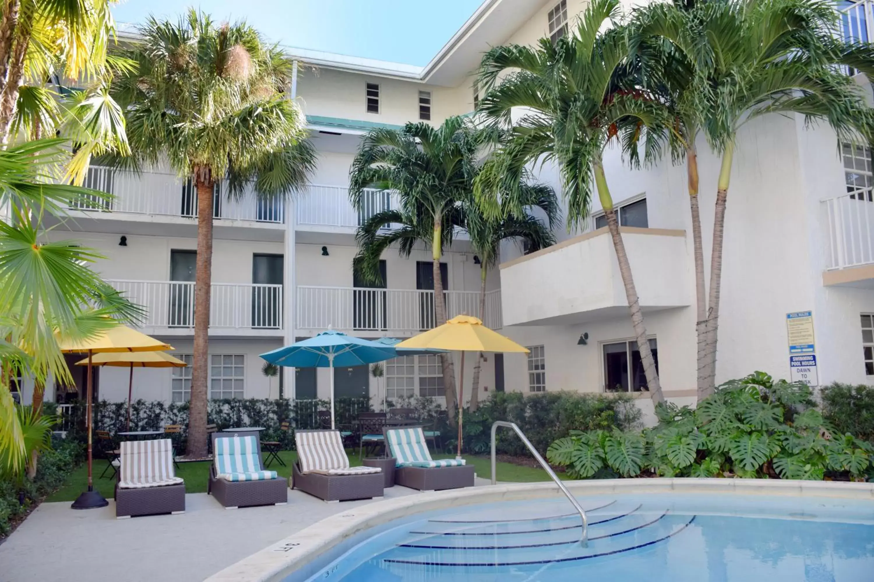 Patio, Swimming Pool in Coral Reef at Key Biscayne
