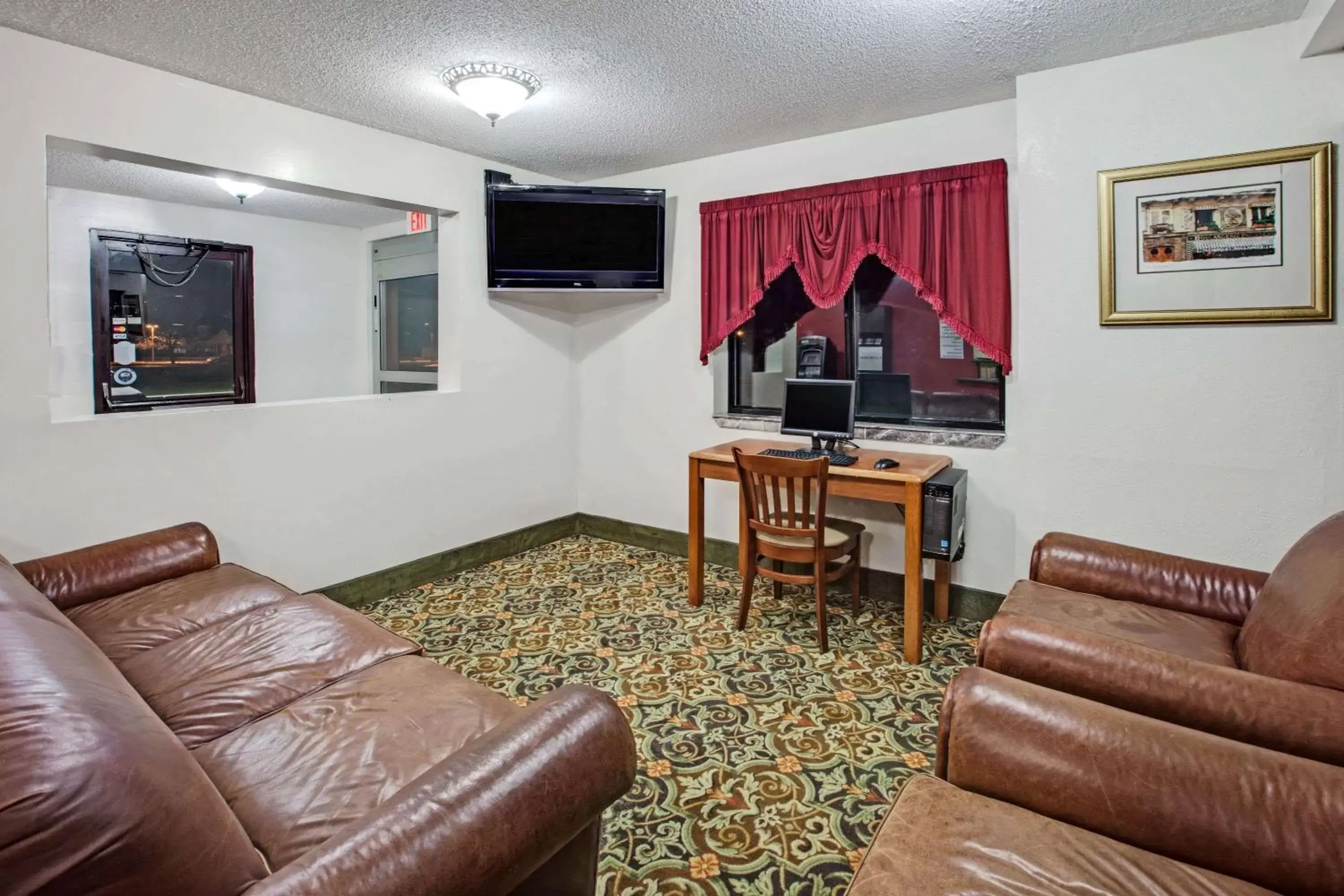 Lobby or reception, Seating Area in Super 8 by Wyndham Crystal Lake