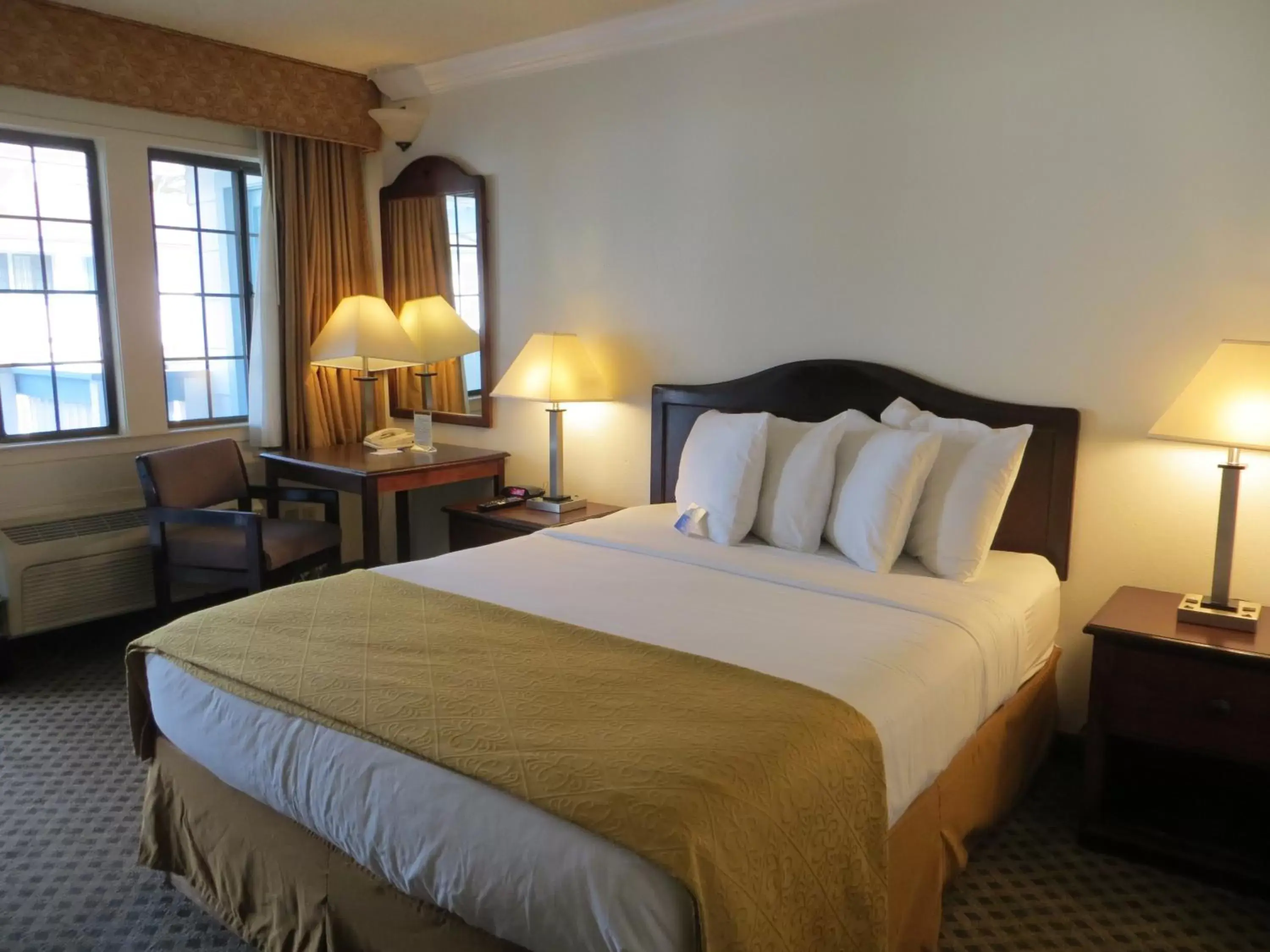 Bed, Room Photo in Arbor Inn Monterey