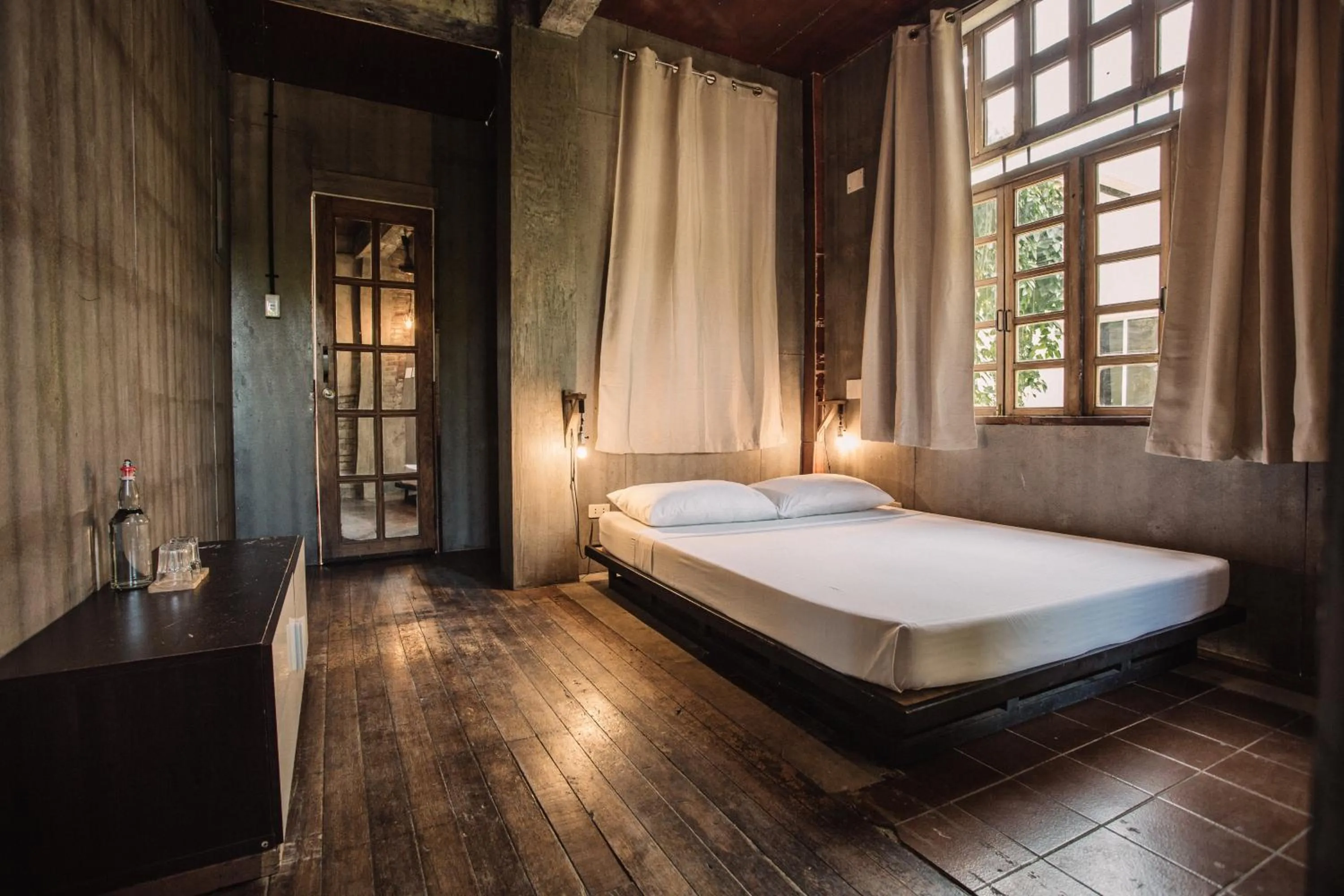 Bedroom, Bed in The Flying Fish Hostel