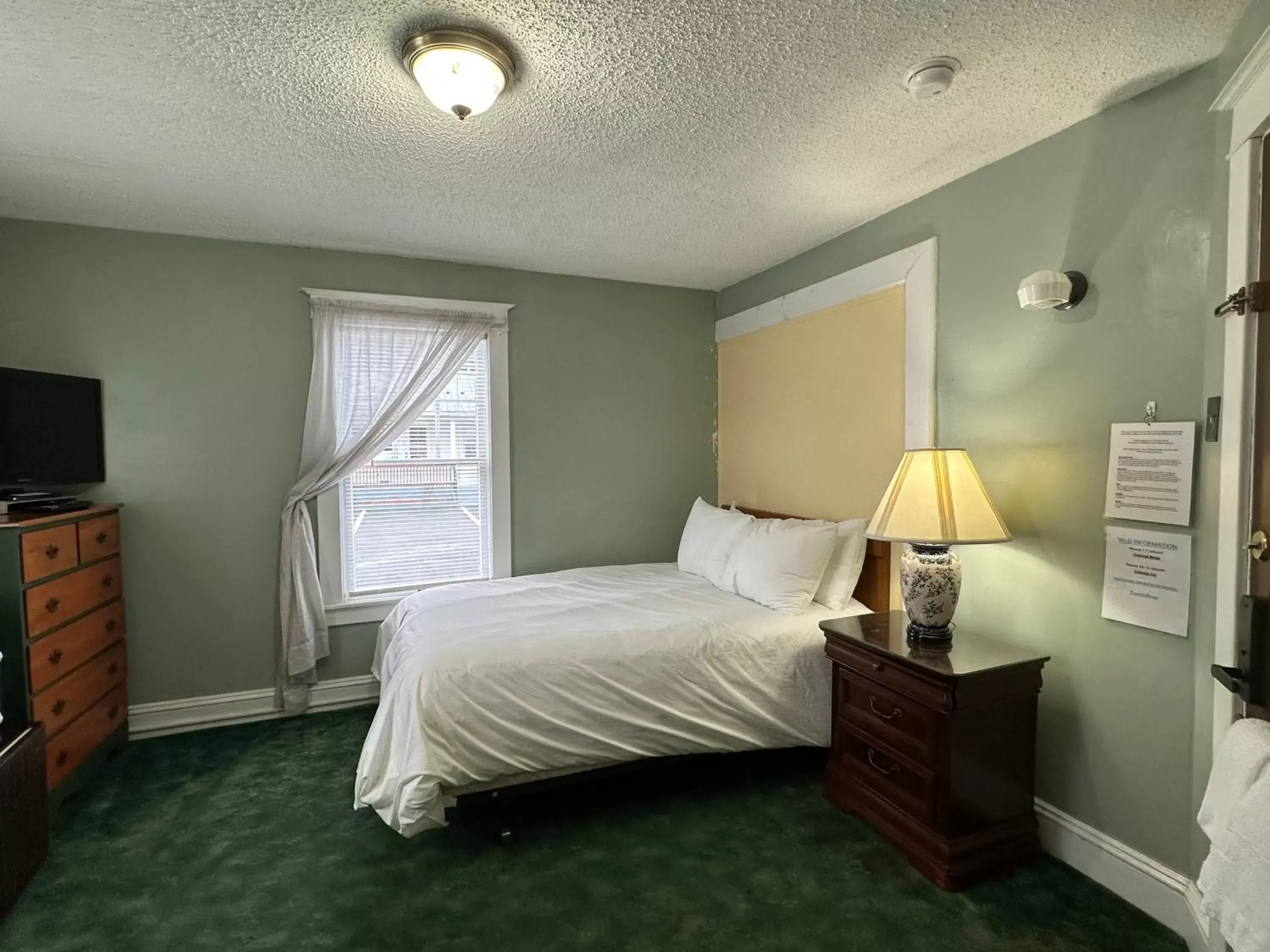 Bedroom, Bed in The Colonial Inn & Creamery