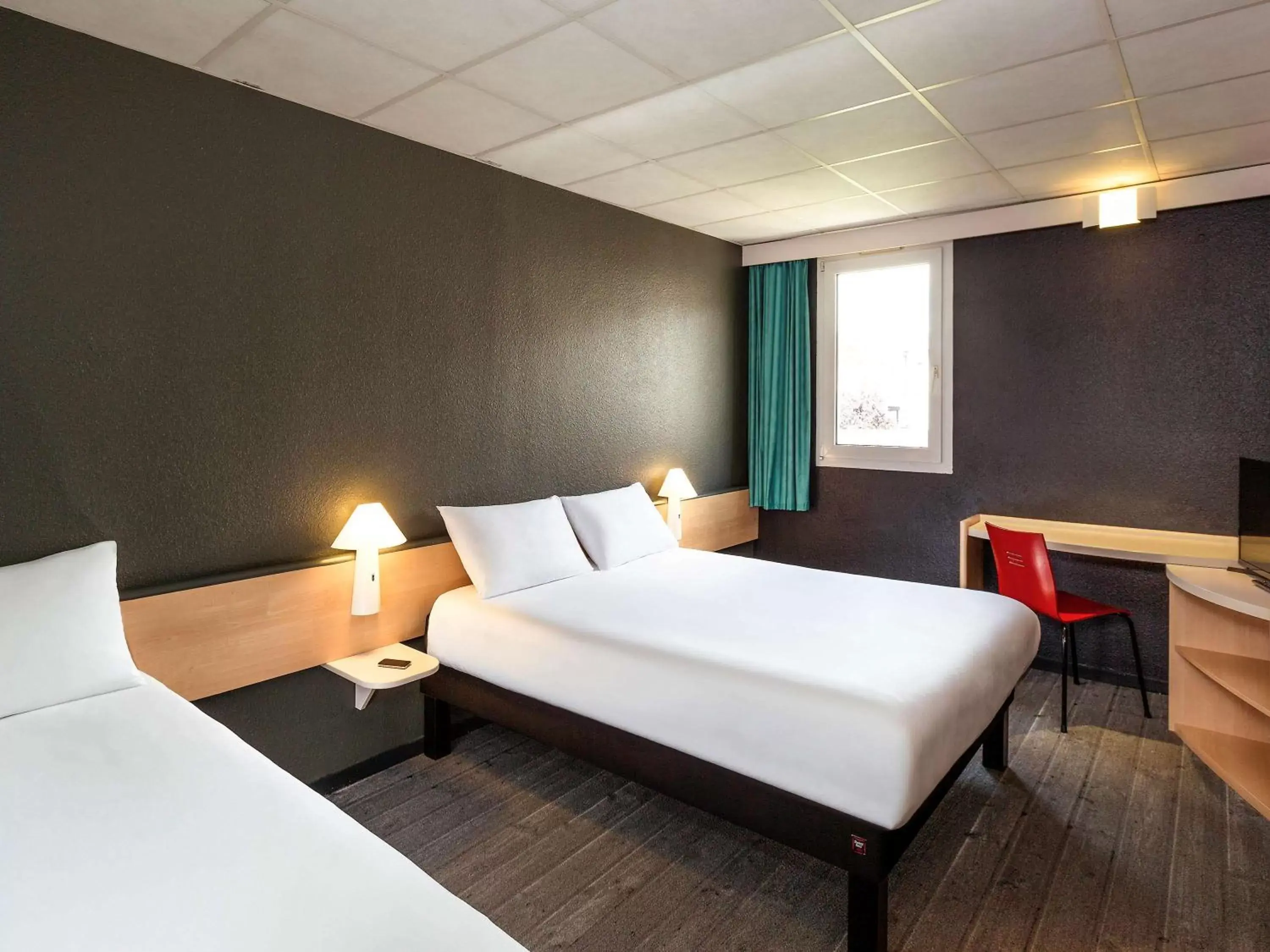 Photo of the whole room, Bed in ibis Lannion