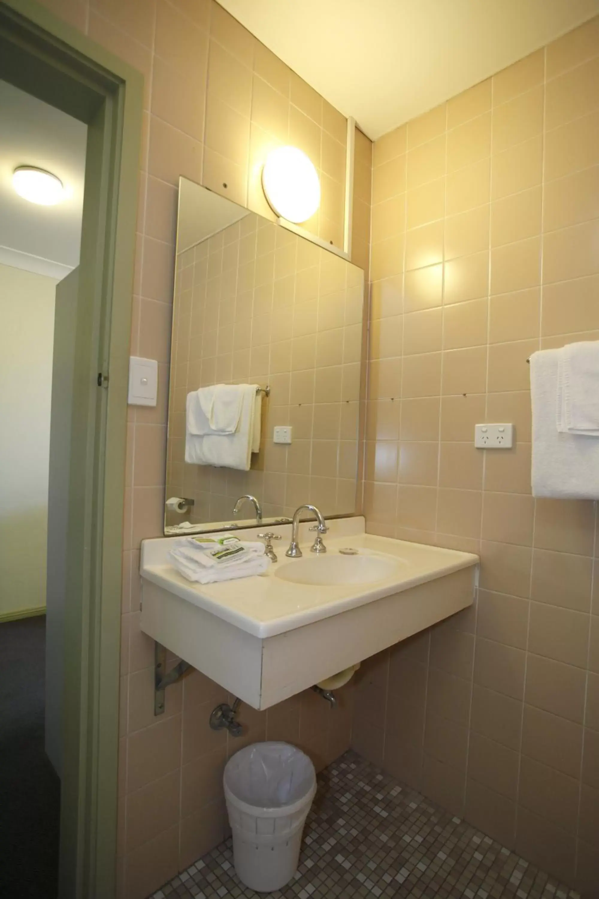 Bathroom in Maclin Lodge Motel