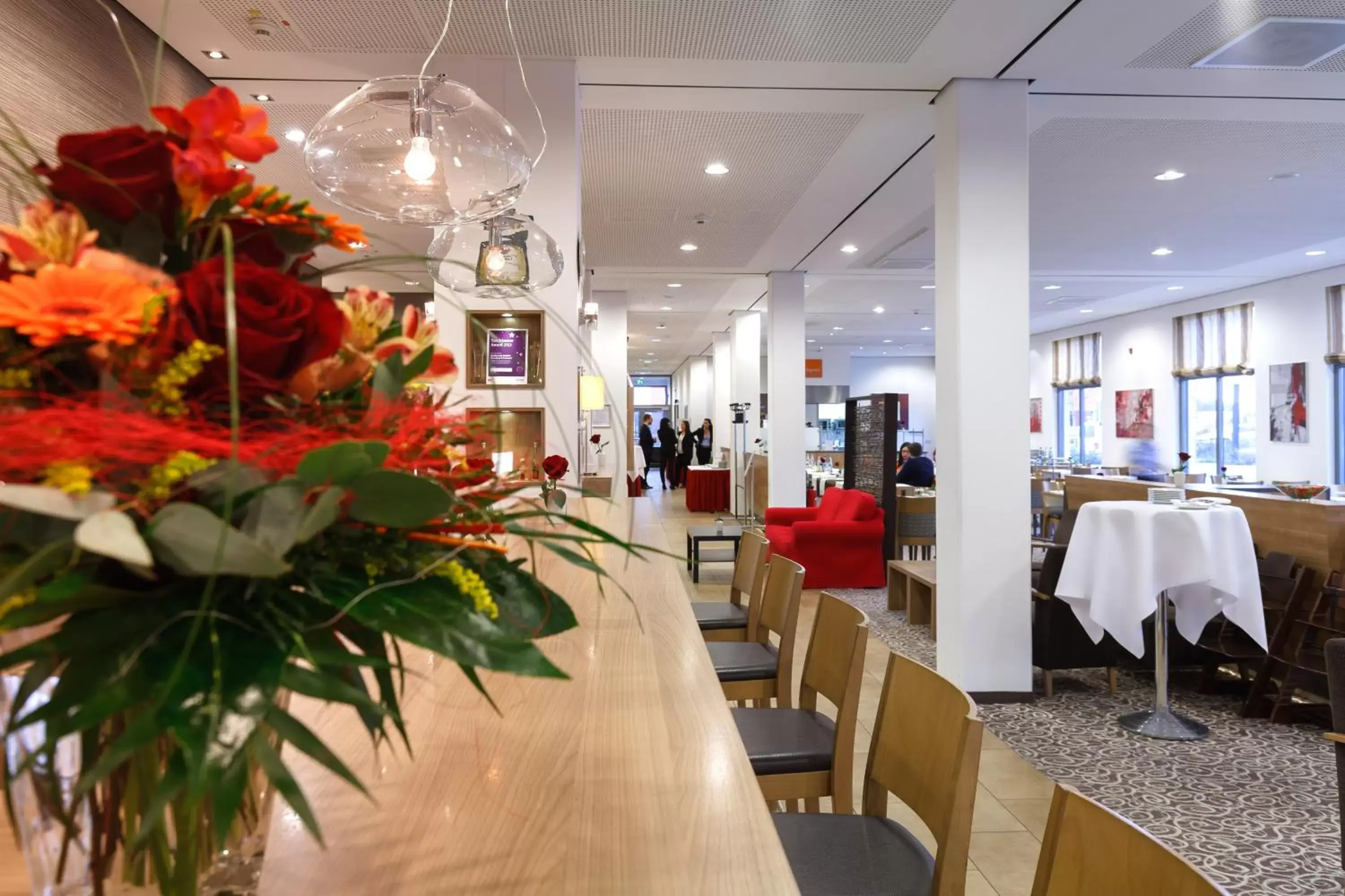 Lounge or bar, Restaurant/Places to Eat in Holiday Inn Express Nürnberg-Schwabach