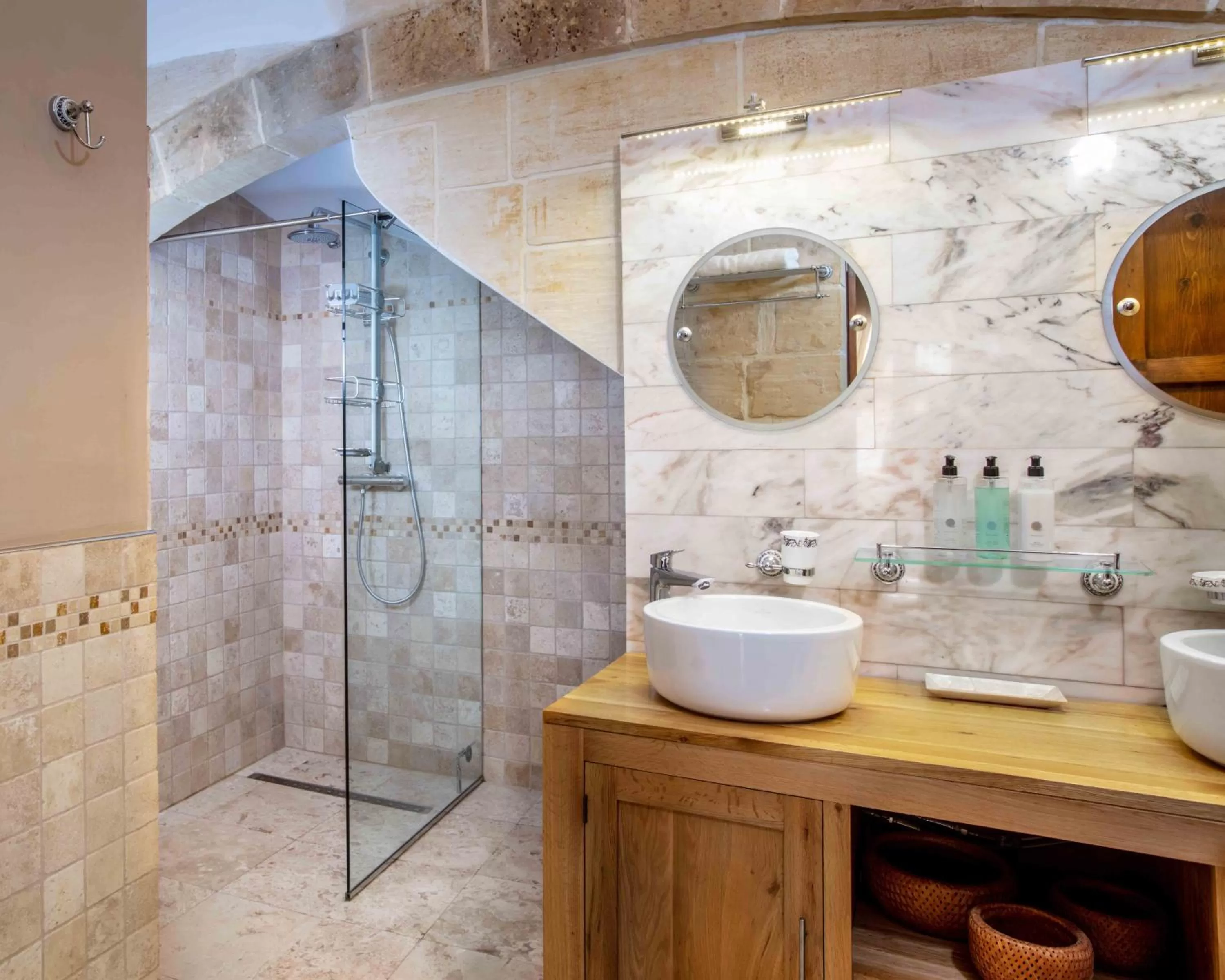 Shower in The 3Cities Auberge