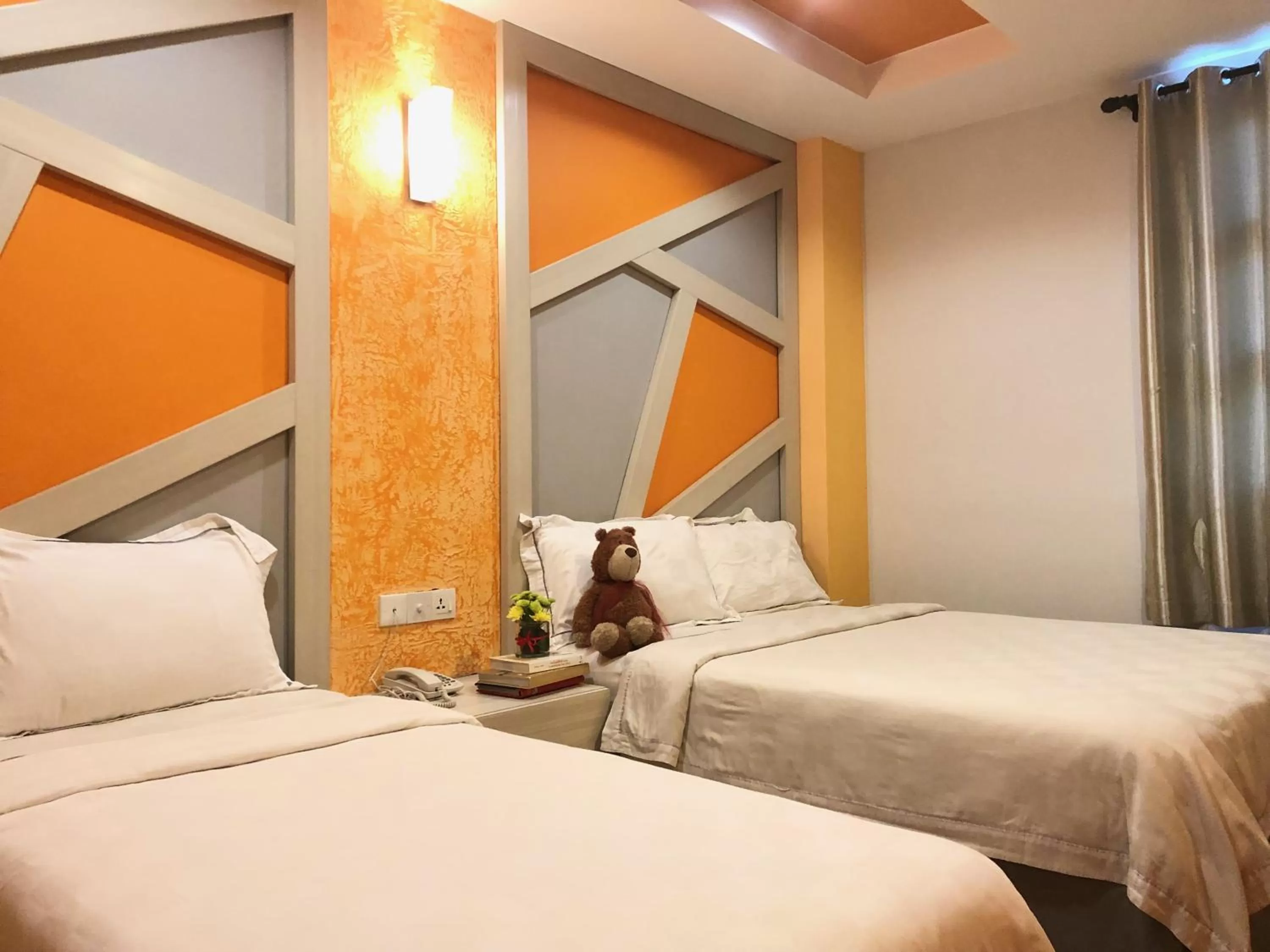 Bed in Sunshine Inn Plus