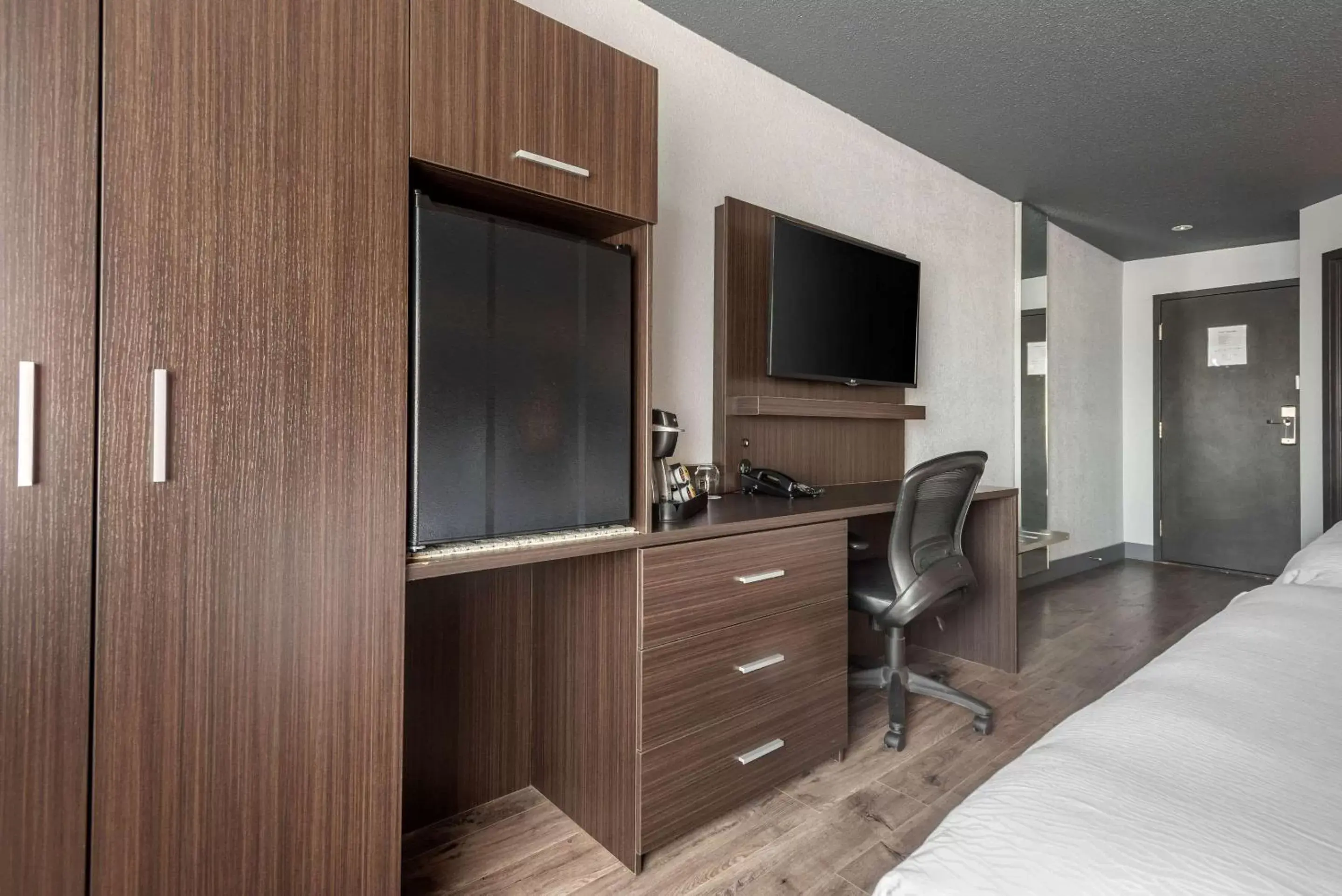 Photo of the whole room, TV/Entertainment Center in Hotel Quartier, Ascend Hotel Collection