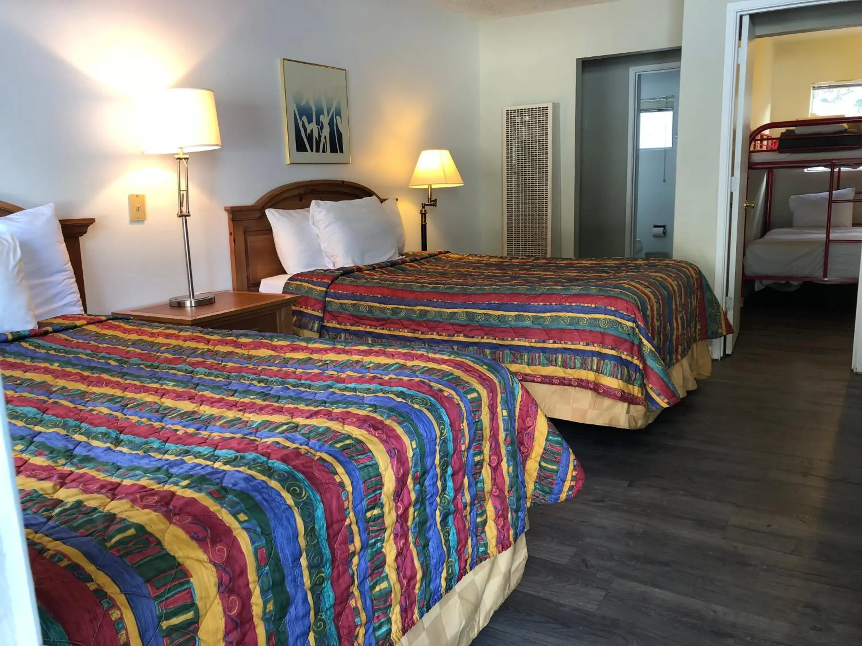 Bed in Cedar Inn & Suites