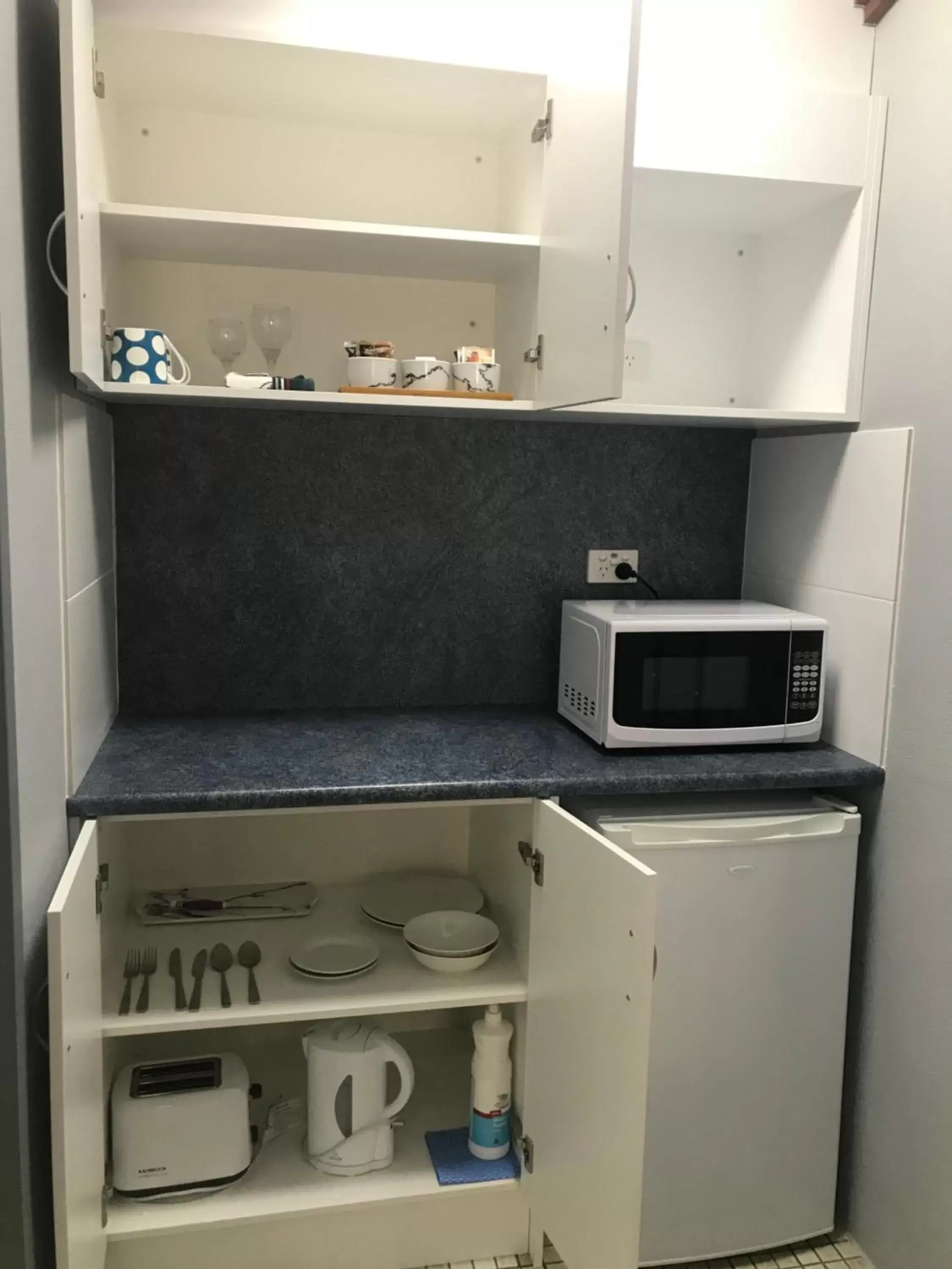 Kitchen or kitchenette, Kitchen/Kitchenette in Hideaway Motor Inn