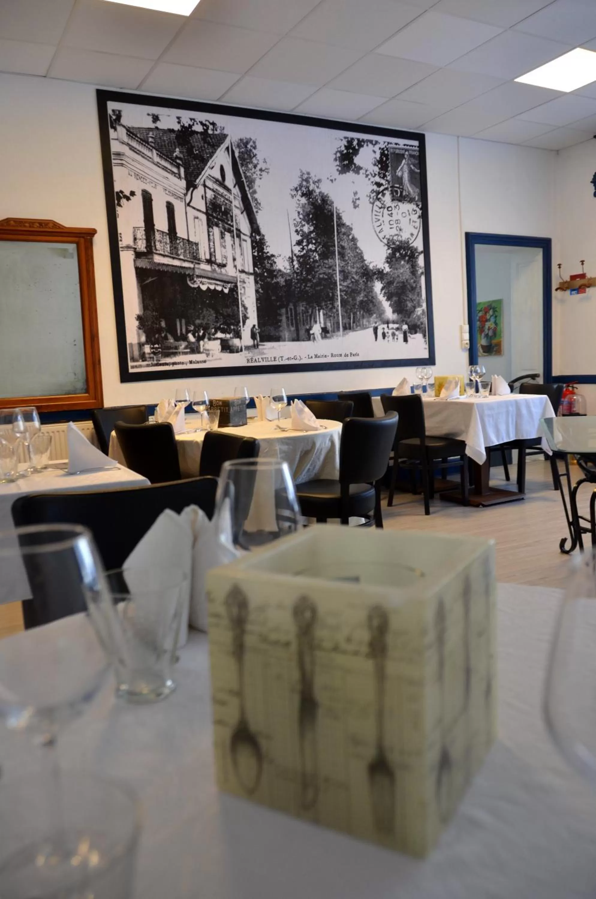 Restaurant/Places to Eat in Aux Lys d'Or