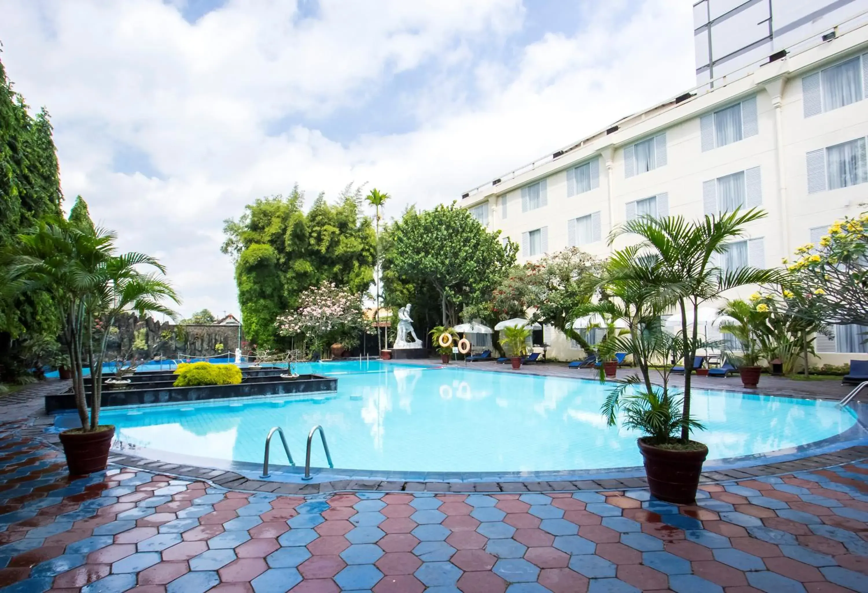 Swimming pool in Hotel New Saphir Yogyakarta Swimming pool in Hotel New Saphir Yogyakarta