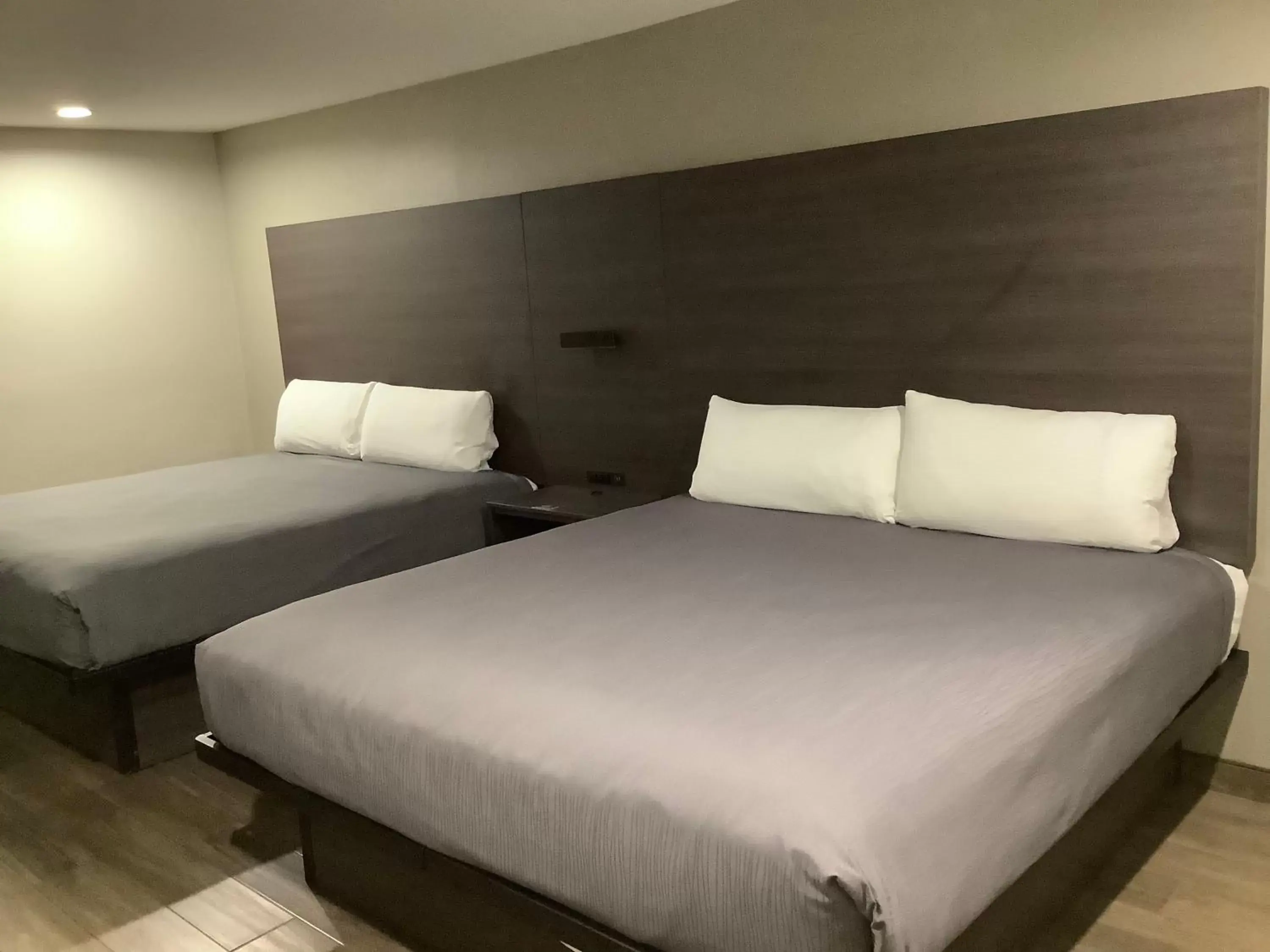 Bedroom, Bed in Americas Best Value Inn Harlingen