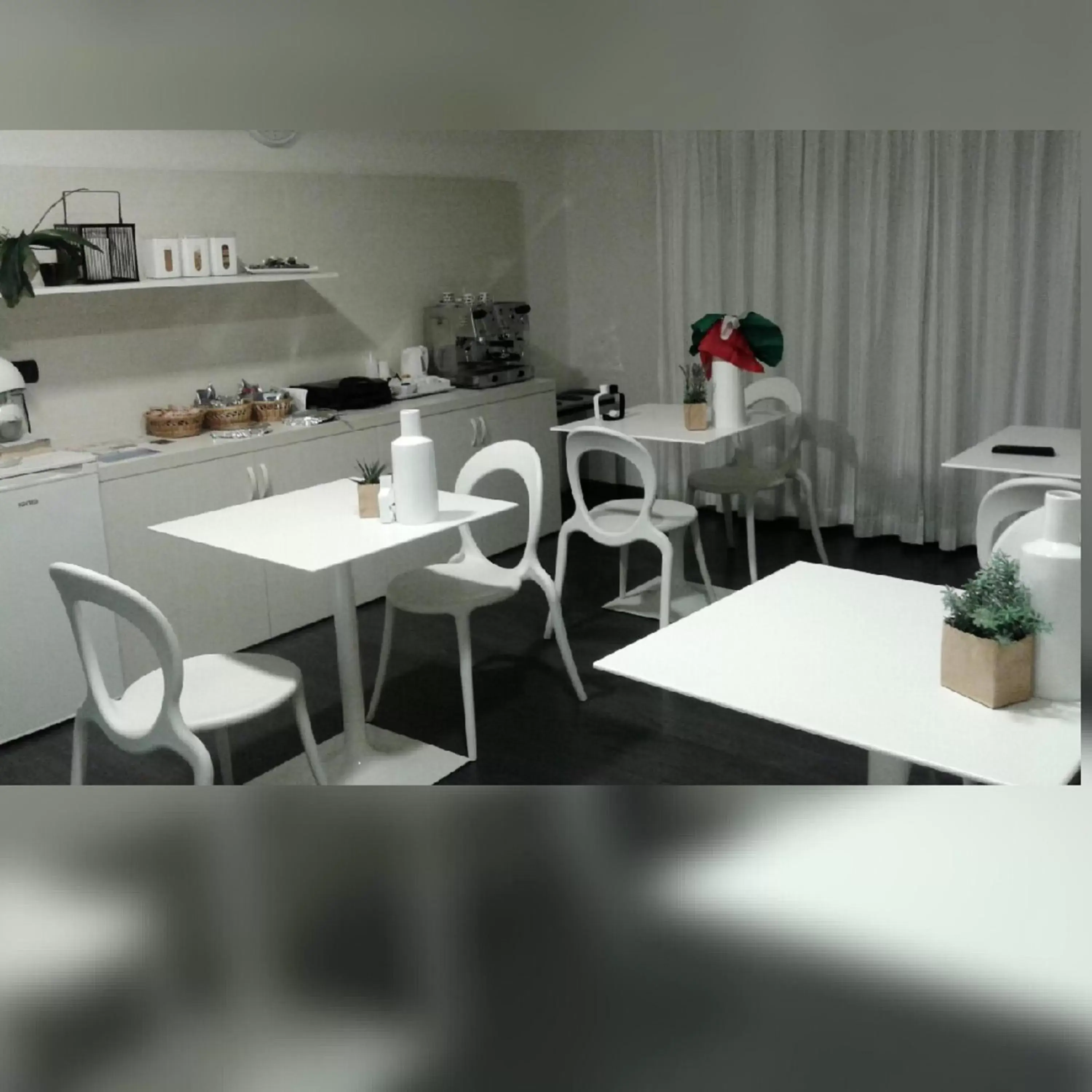 Communal lounge/ TV room, Kitchen/Kitchenette in Areté Luxury Room