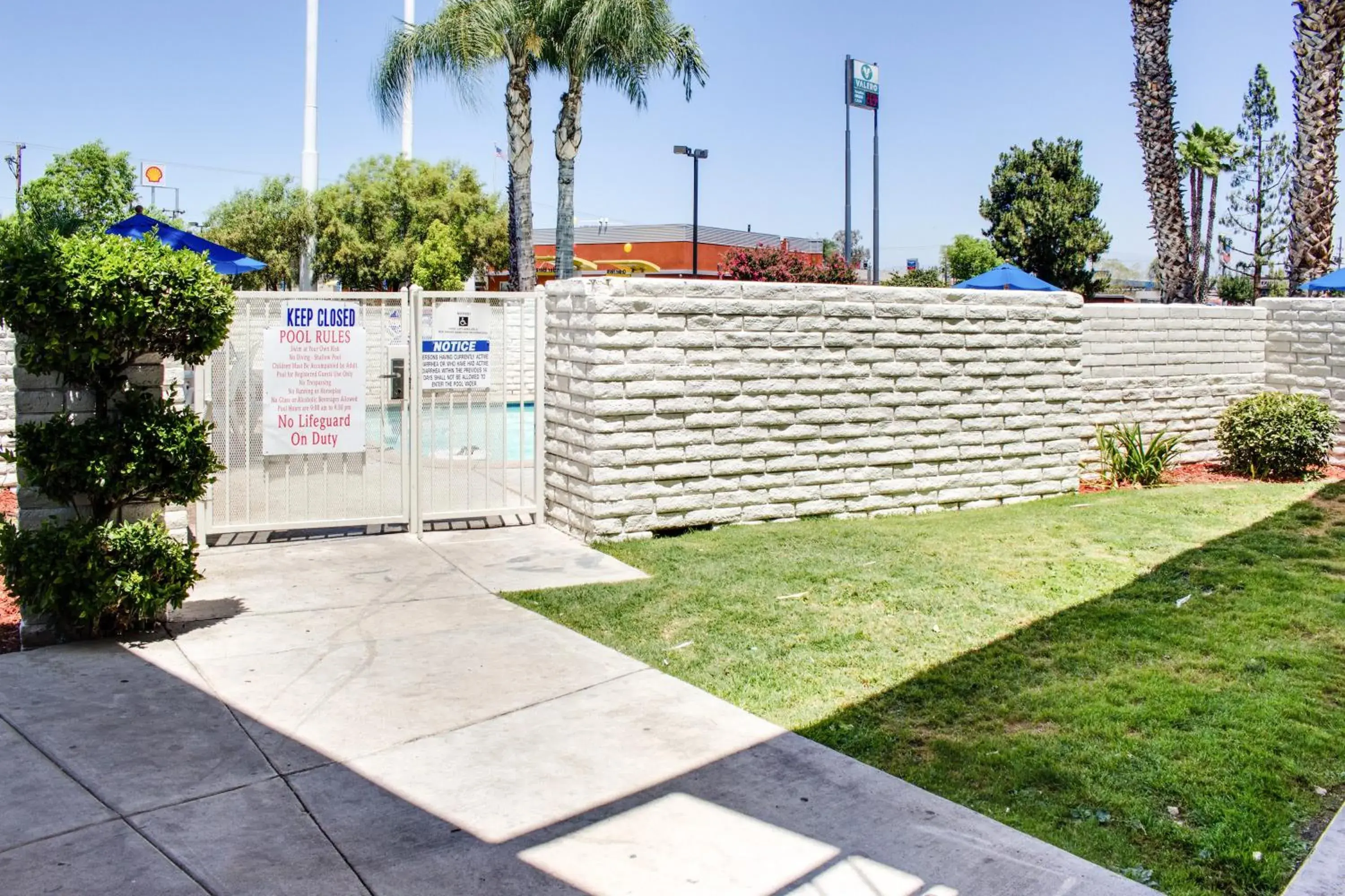 Facade/entrance in Motel 6-Bakersfield, CA - South